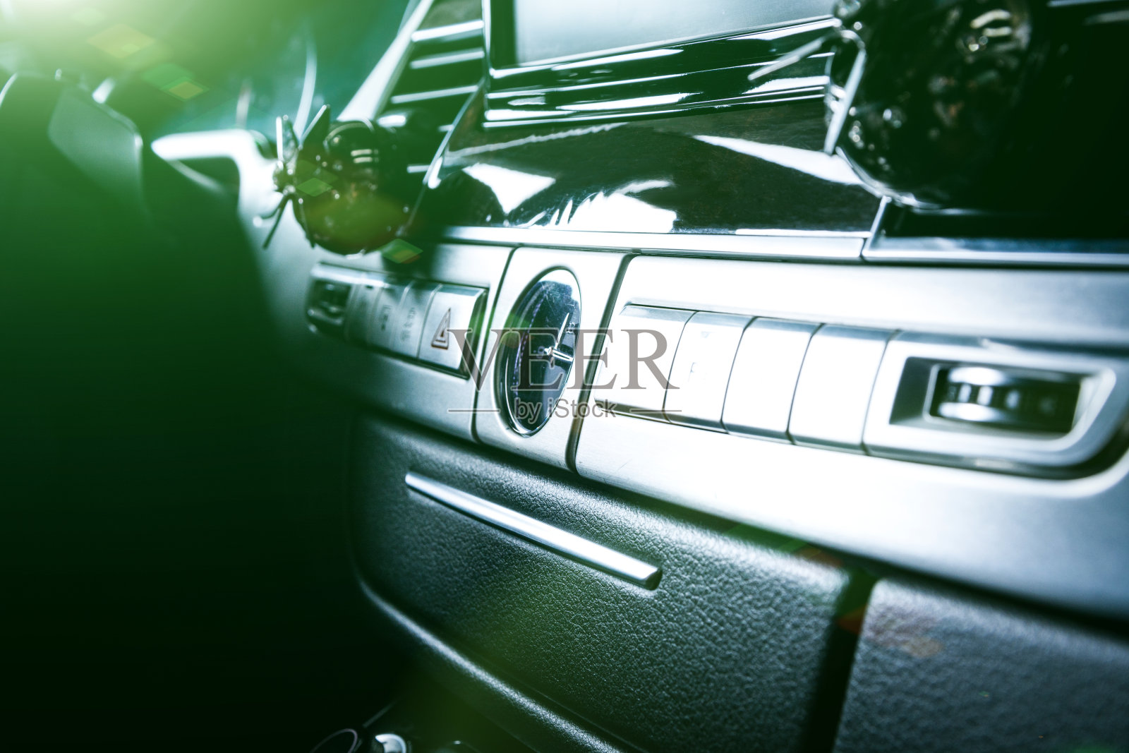 仪表板上车辆监视器的隔离白屏照片摄影图片