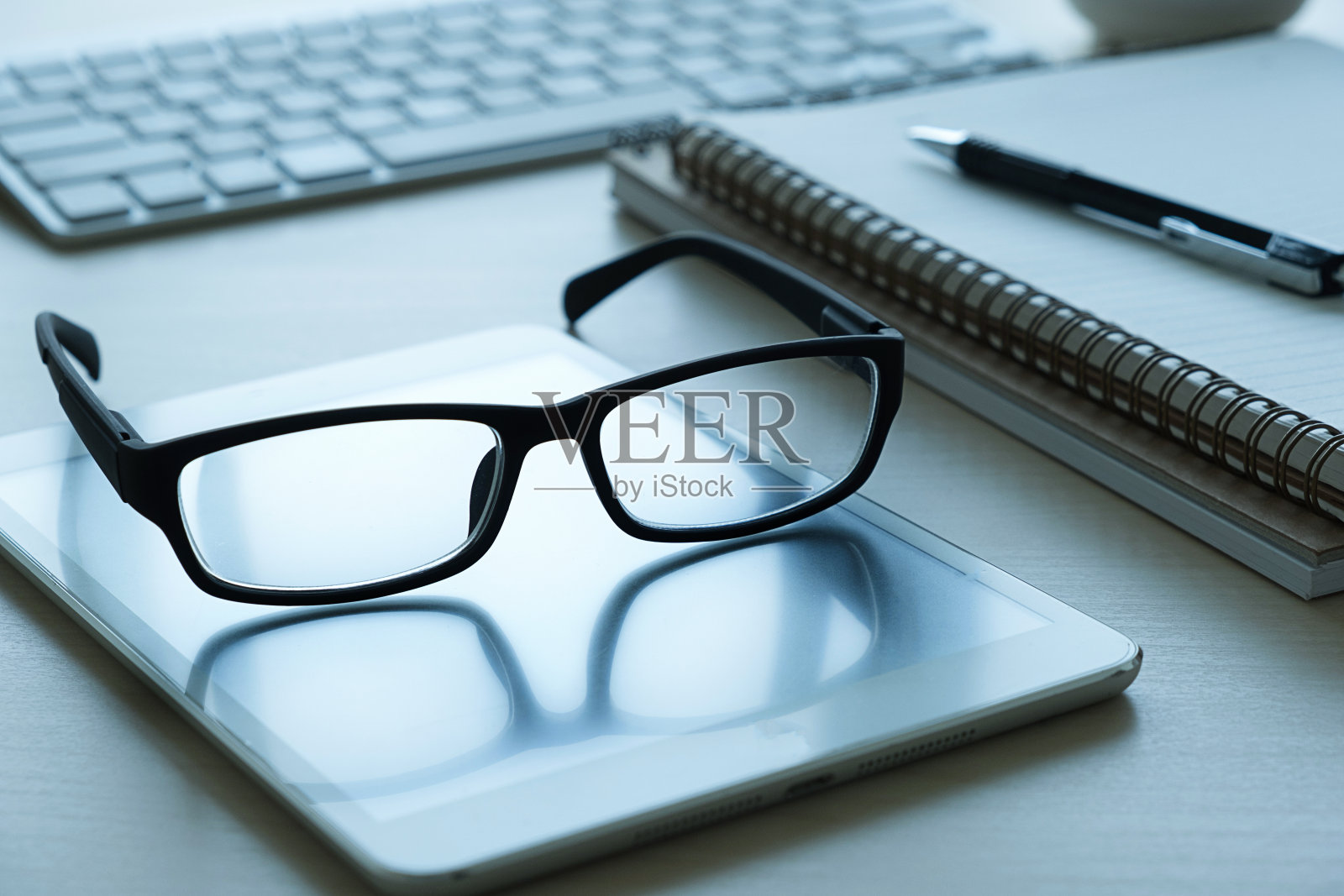 近距离眼镜及电脑办公场所办公场所照片摄影图片