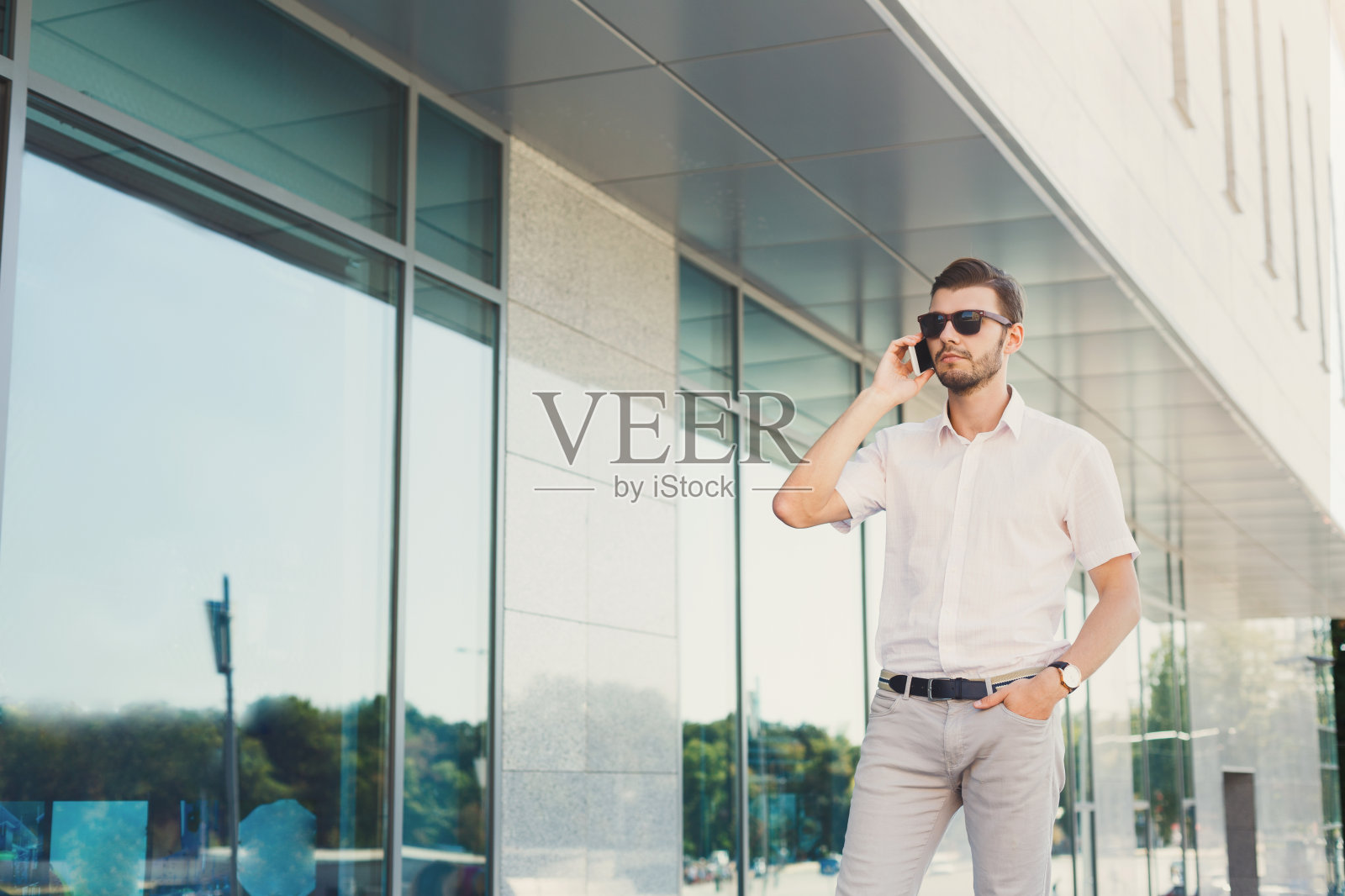 年轻精明的商人在户外打电话照片摄影图片