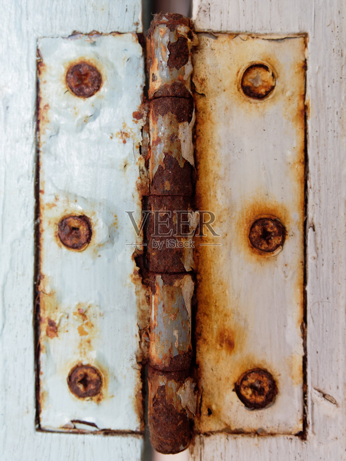 旧的乡村金属铰链与螺钉上的白色木窗在垃圾，复古，复古风格照片摄影图片