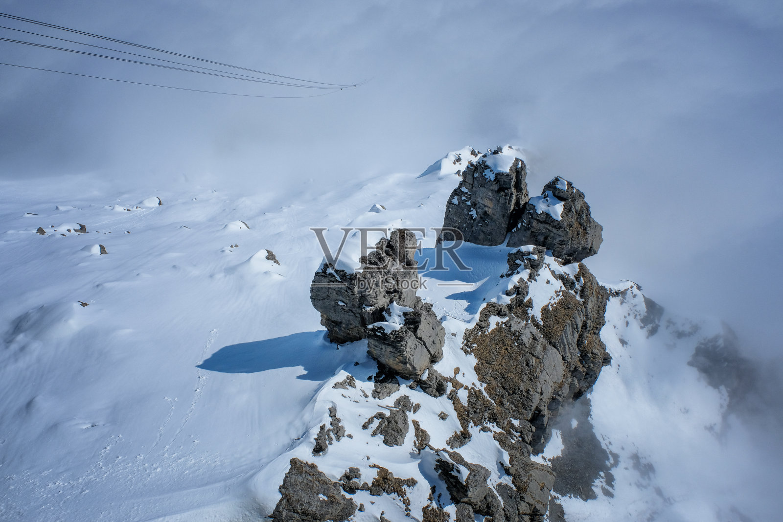 瑞士斯尔索恩山上的雾中缆车照片摄影图片