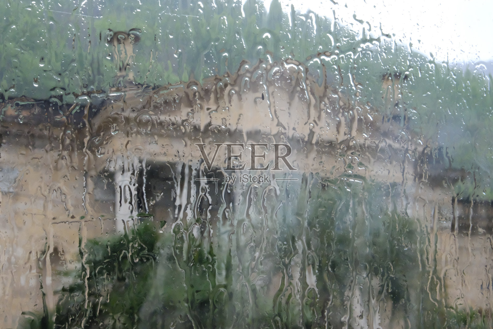 透过湿玻璃看到的建筑物照片摄影图片