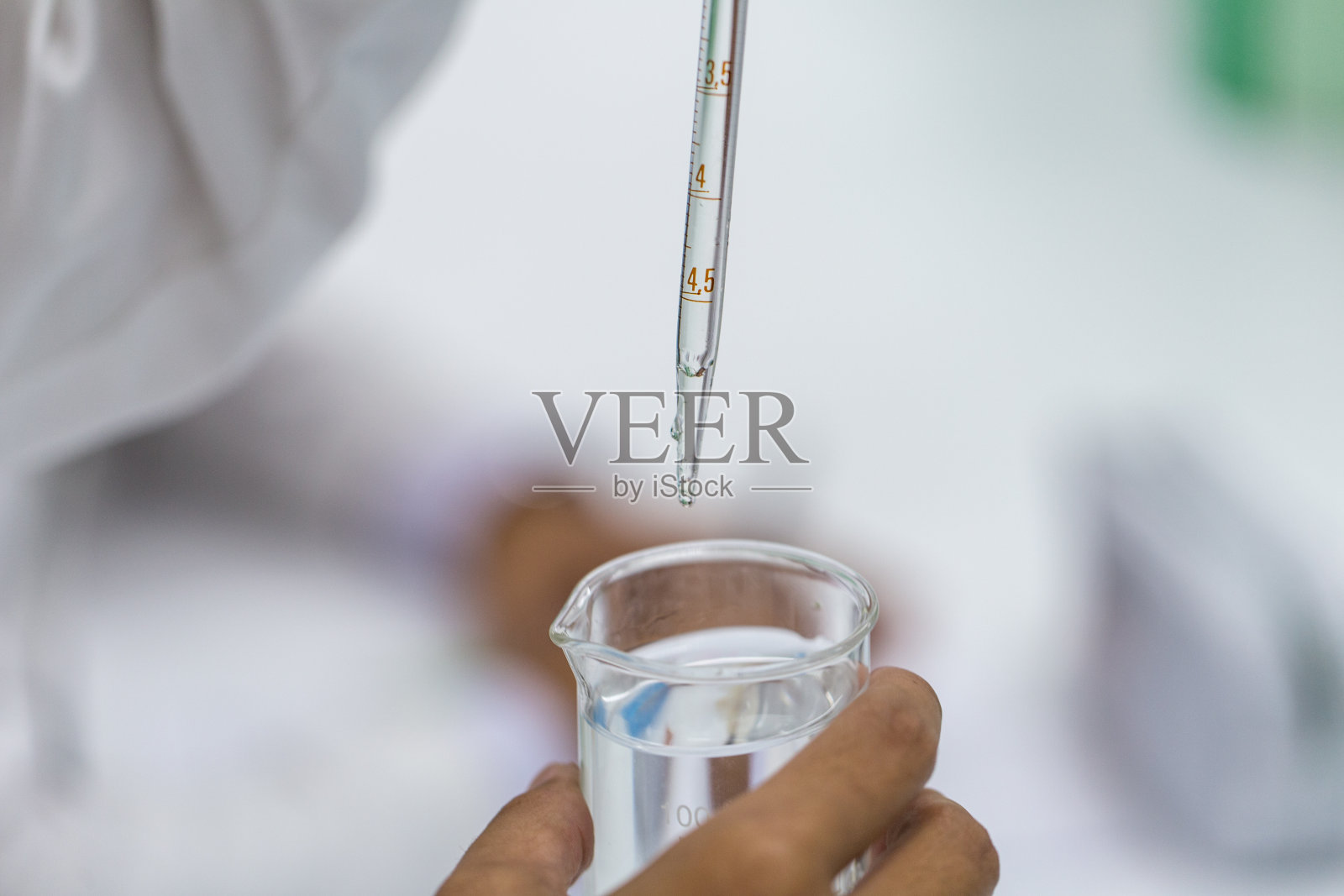 在实验室分析化学物质的官能团。照片摄影图片