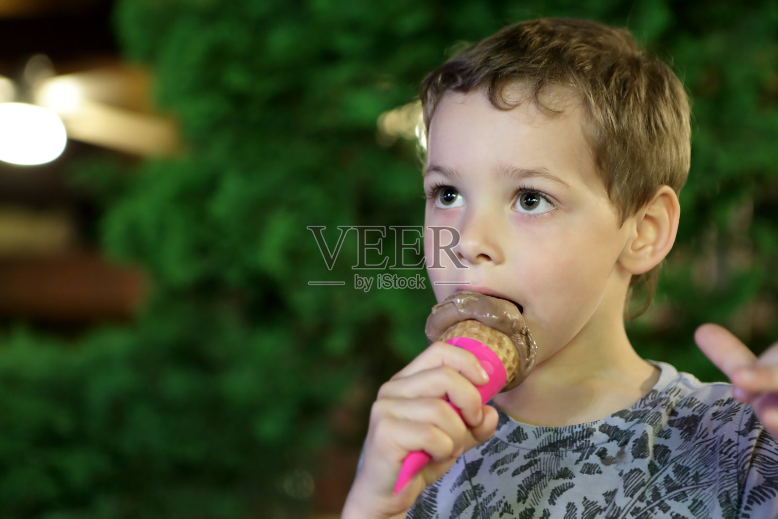 吃冰淇淋的孩子照片摄影图片