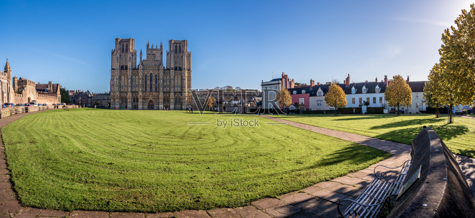 阳光下的绿色大教堂照片摄影图片
