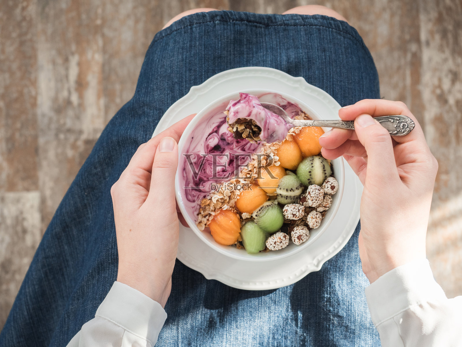 健康美味的食物-浆果奶昔和什锦麦片照片摄影图片