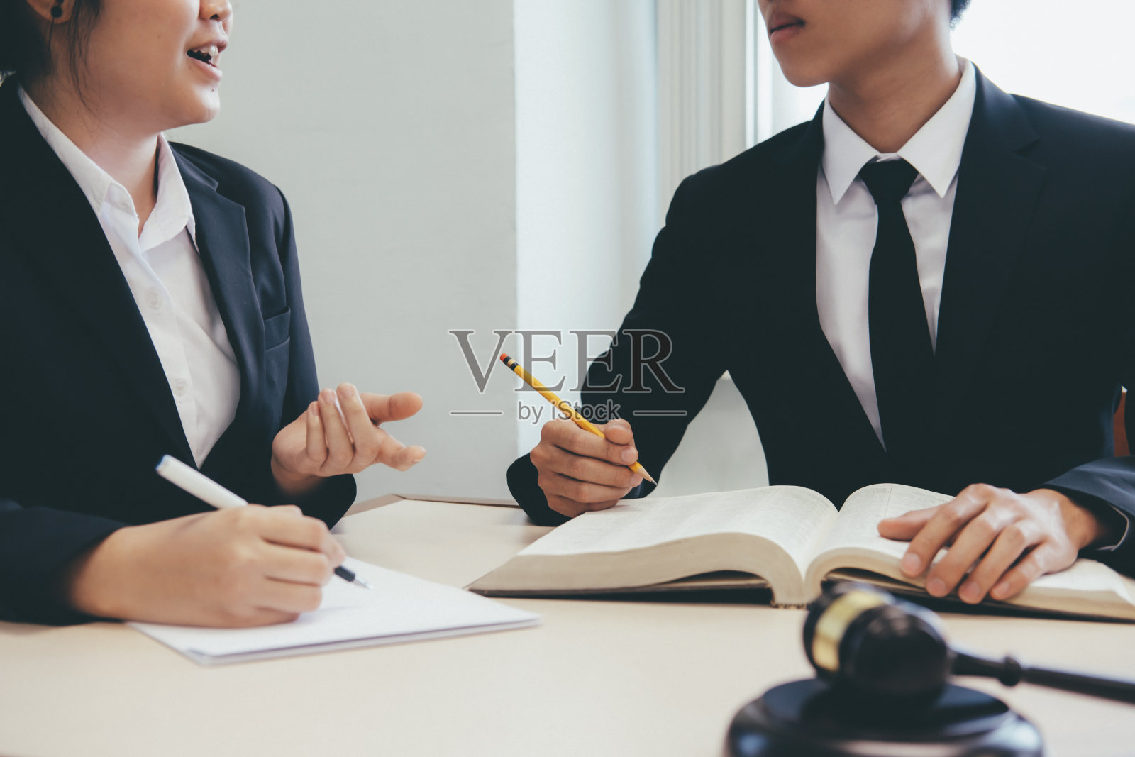 律师事务团队会议照片摄影图片