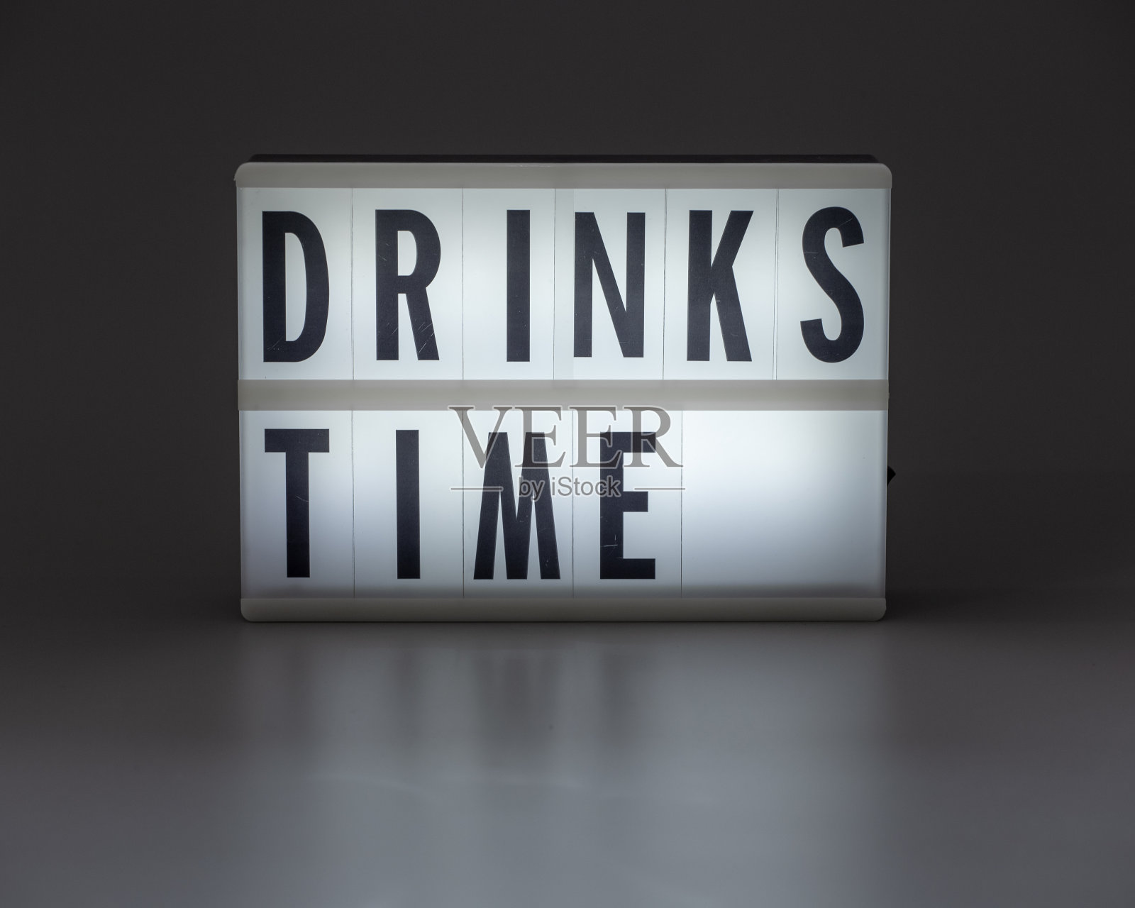 “饮料时间”在复古灯箱照片摄影图片