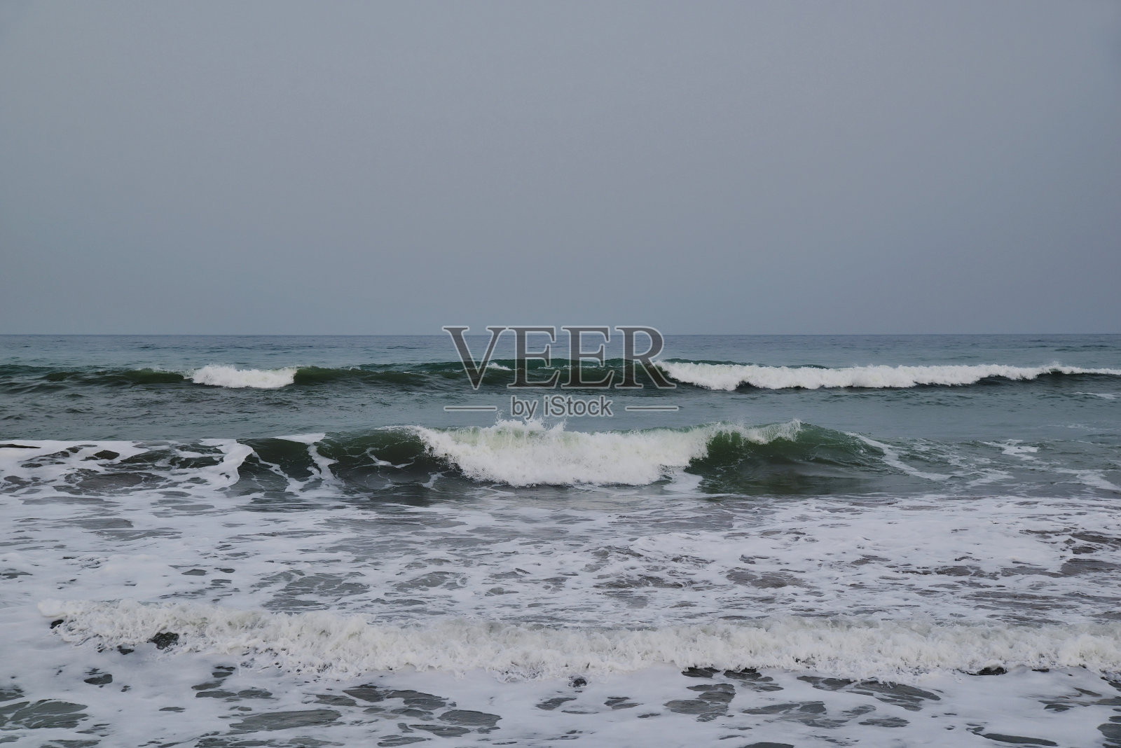 在多云天气中有暴风雨的海洋景观照片摄影图片