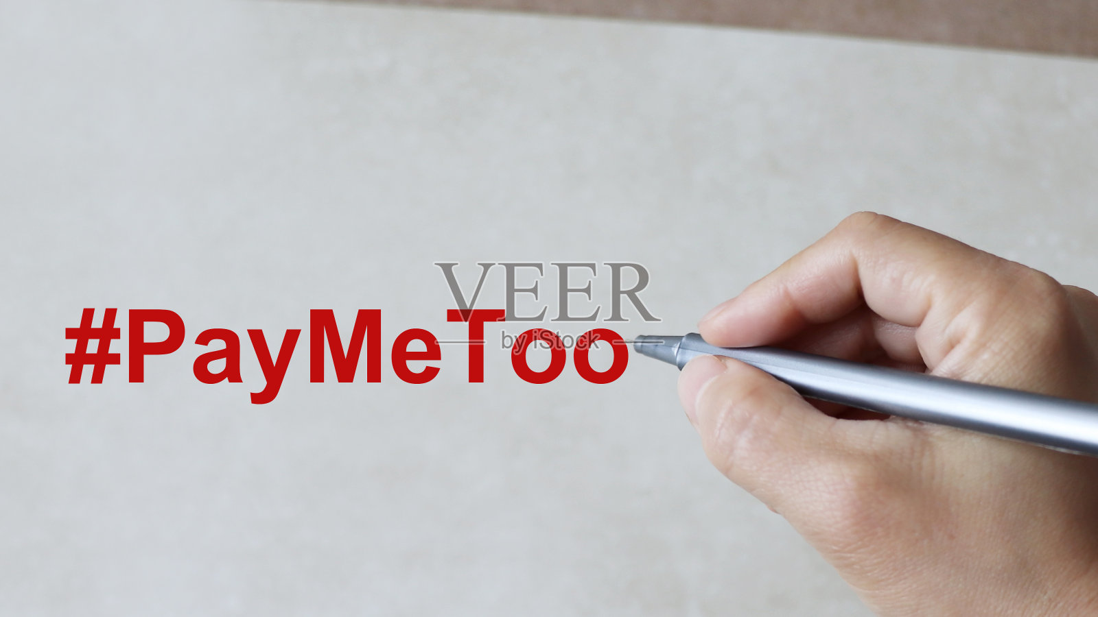 一篇带有#PayMeToo的文章。照片摄影图片