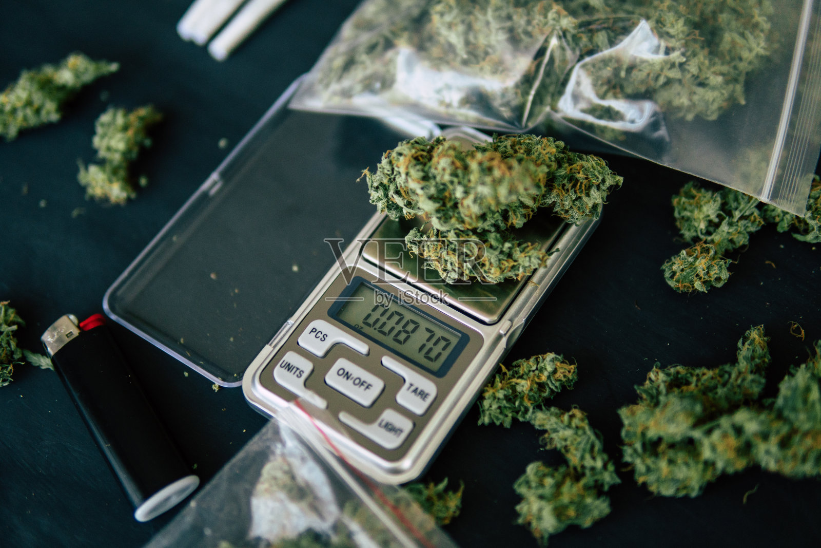 松果花大麻大麻在一名男子手中在一个黑色的背景杂草俯视图照片摄影图片