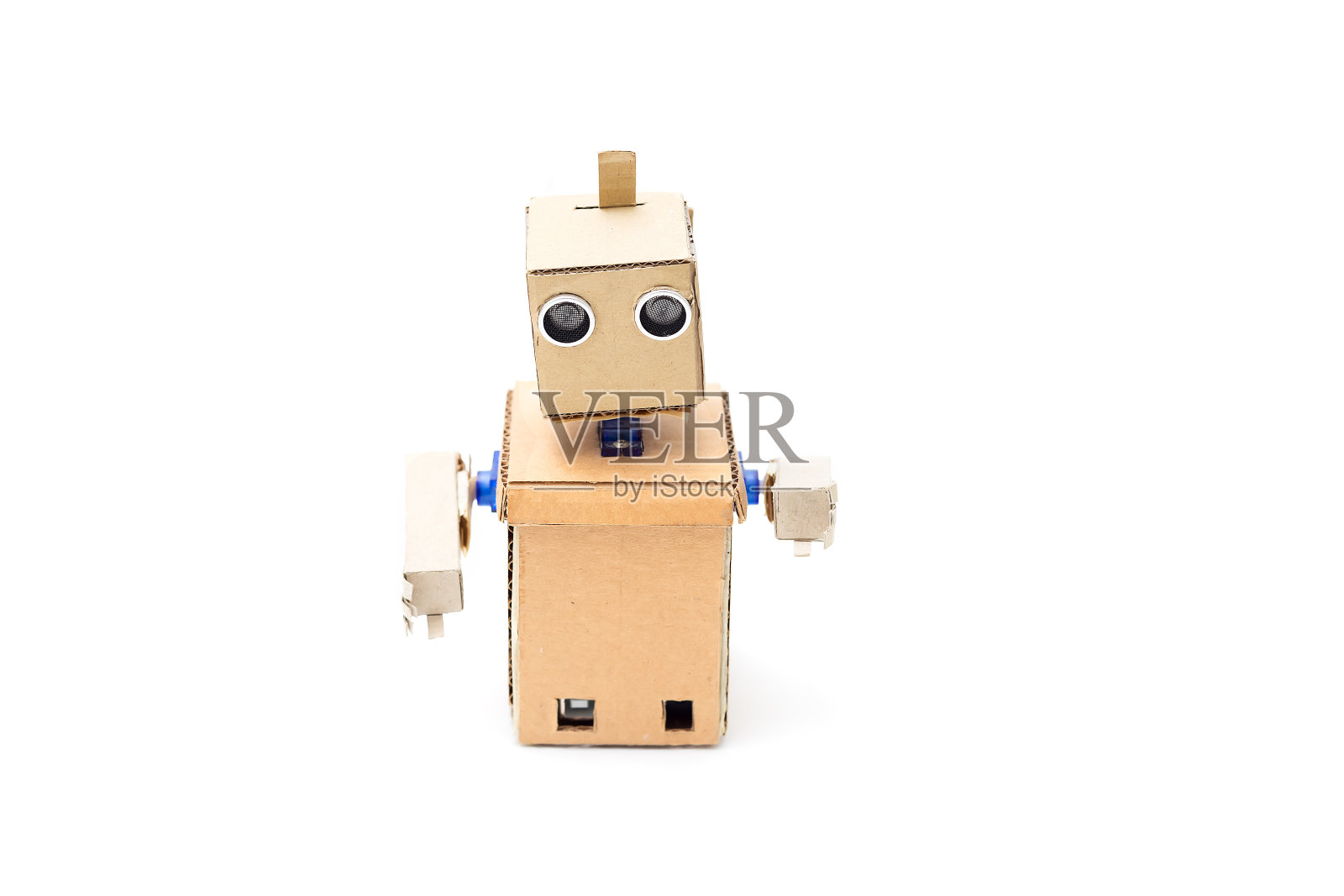 白色背景上的纸板机器人。人工智能照片摄影图片