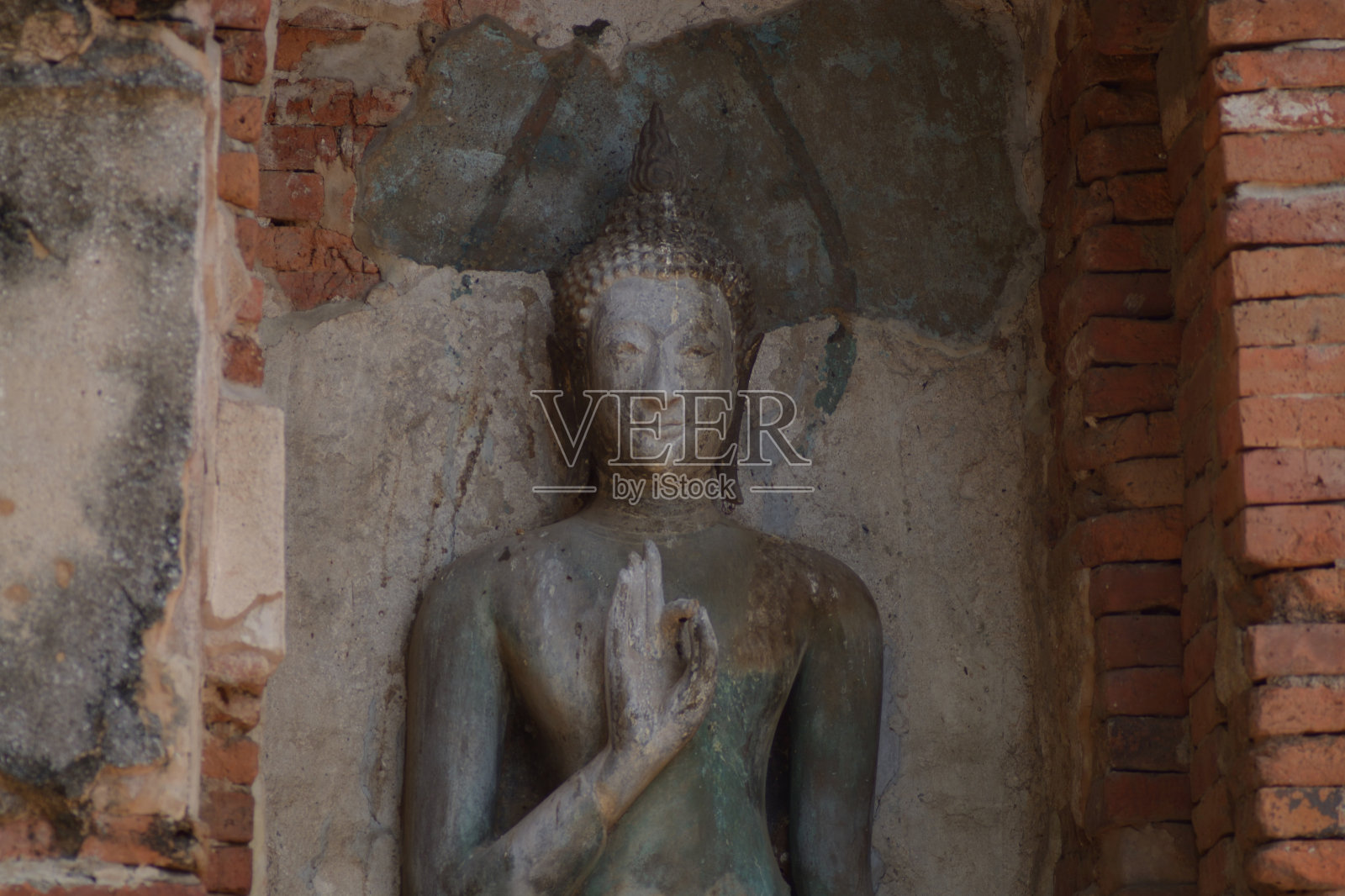 泰国大城府历史公园内的摩诃塔寺砂岩佛像照片摄影图片