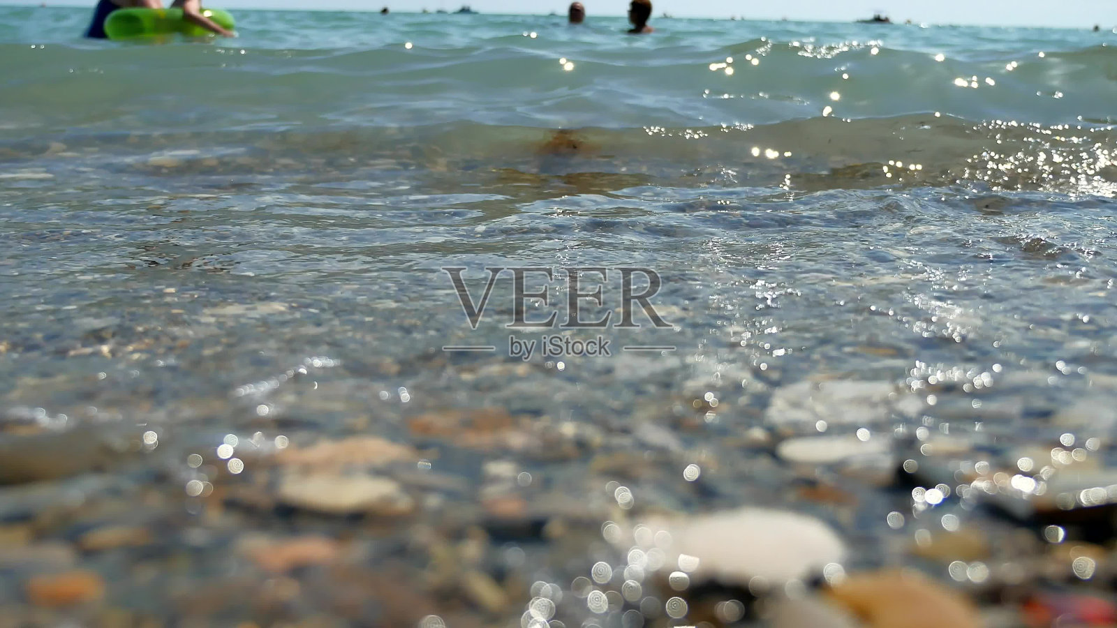 海滩卵石浪。海洋水抽象背景照片摄影图片