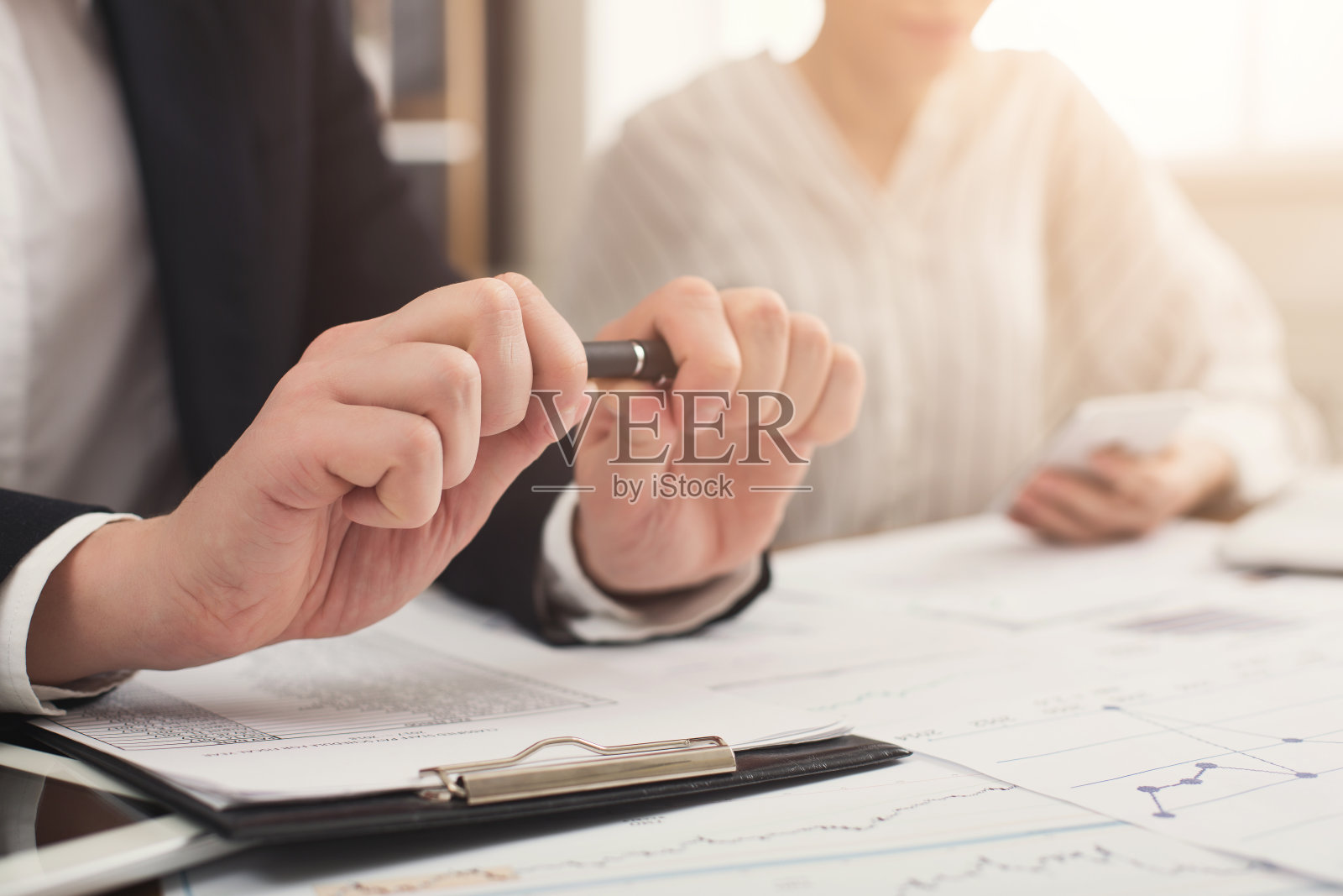 专注于男人握笔的手照片摄影图片