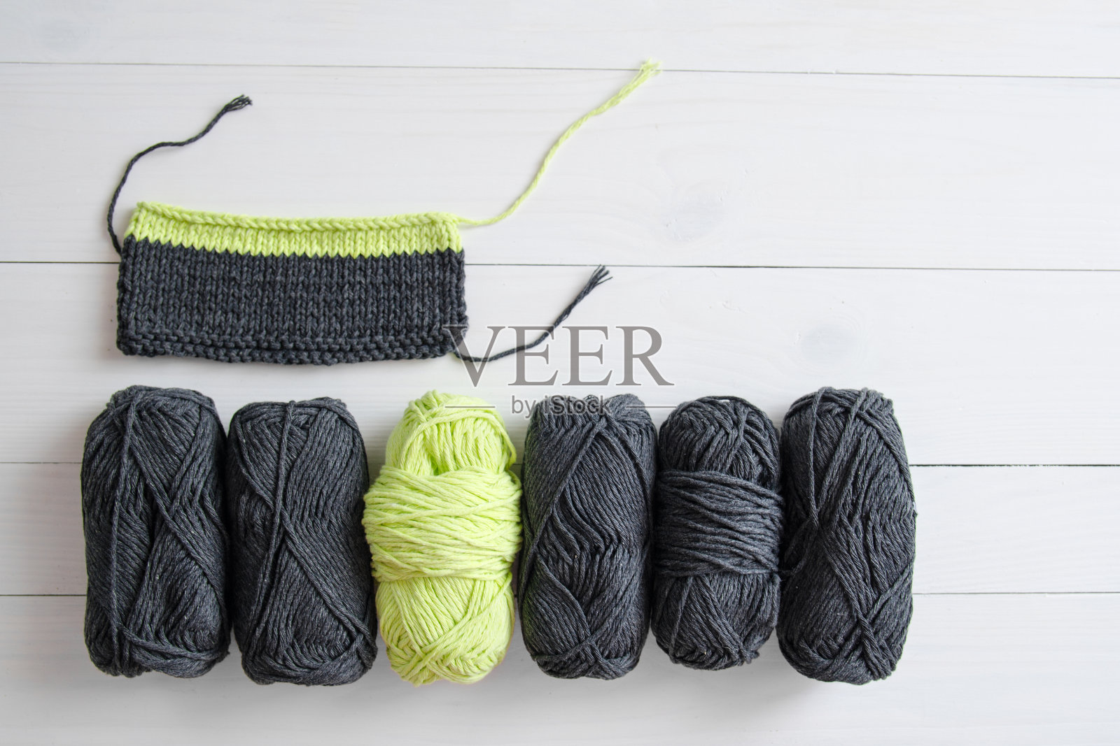 白色木质背景上有针织图案的针织纱线。爱好的概念，工艺品，一个新的编织项目的开始照片摄影图片