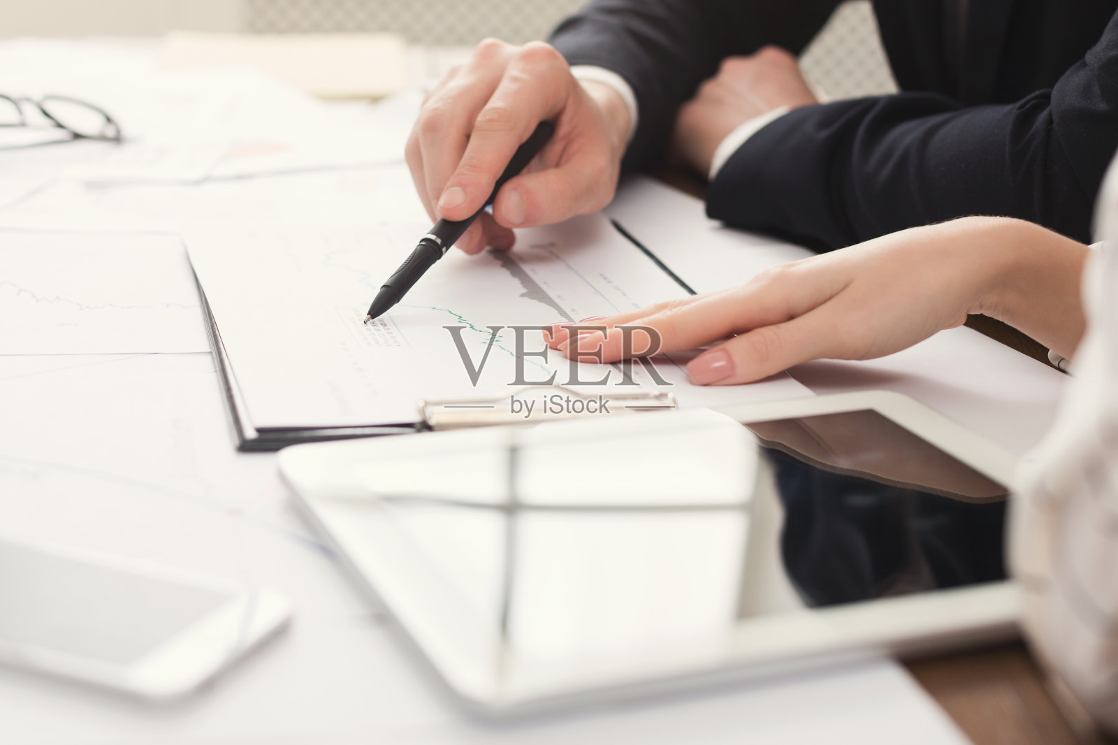 业务同事使用平板电脑和处理文档照片摄影图片