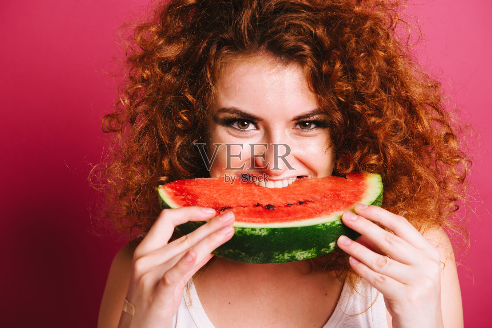 红卷发的女孩拿着西瓜照片摄影图片