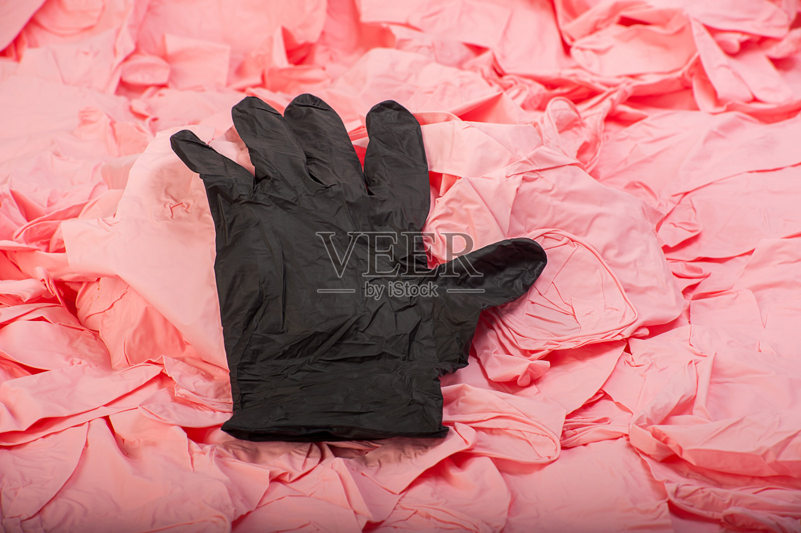 新交的医用胶乳手套上有很多粉红色的橡胶手套照片摄影图片