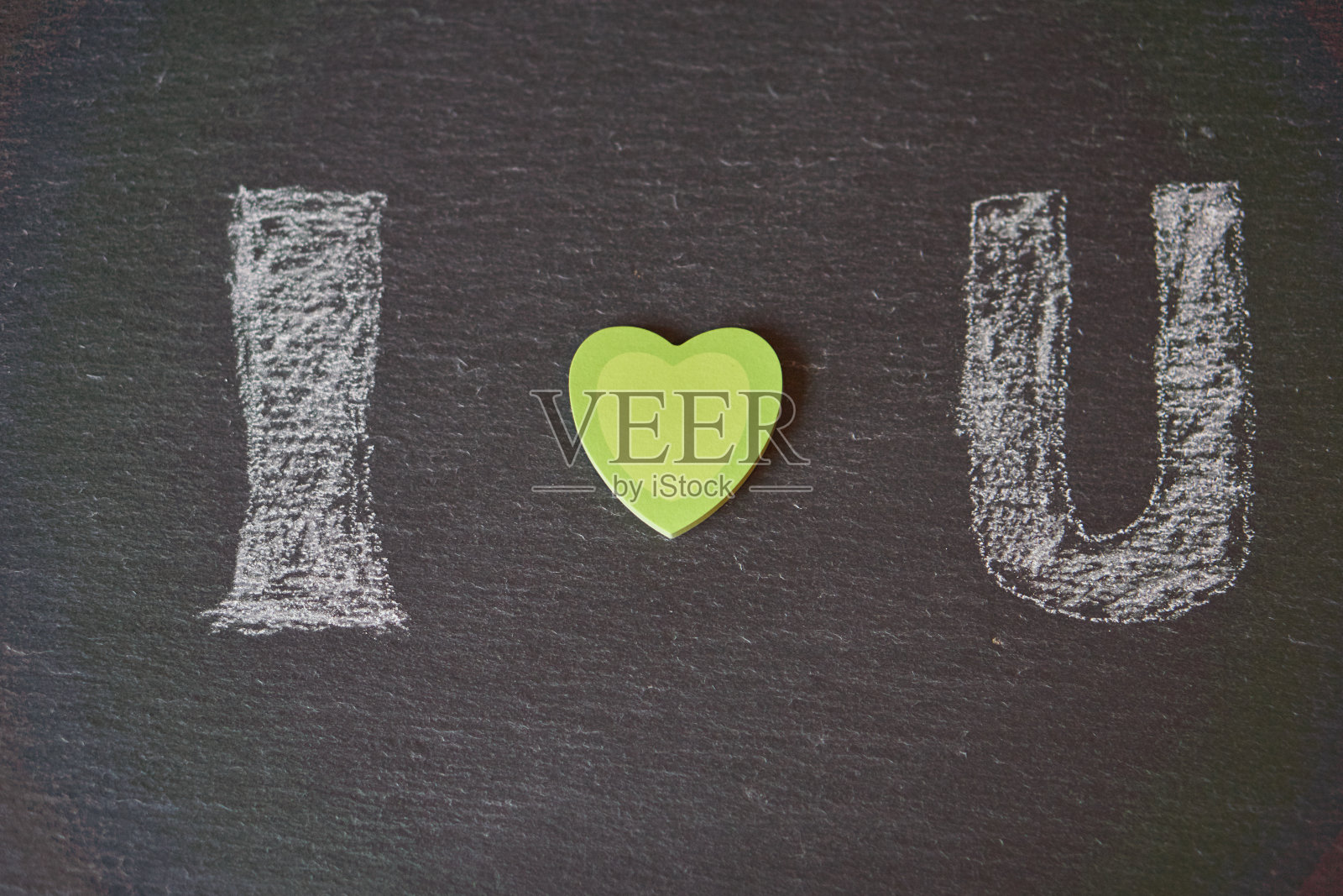 写着“我爱你”的心形便利贴的黑板照片摄影图片