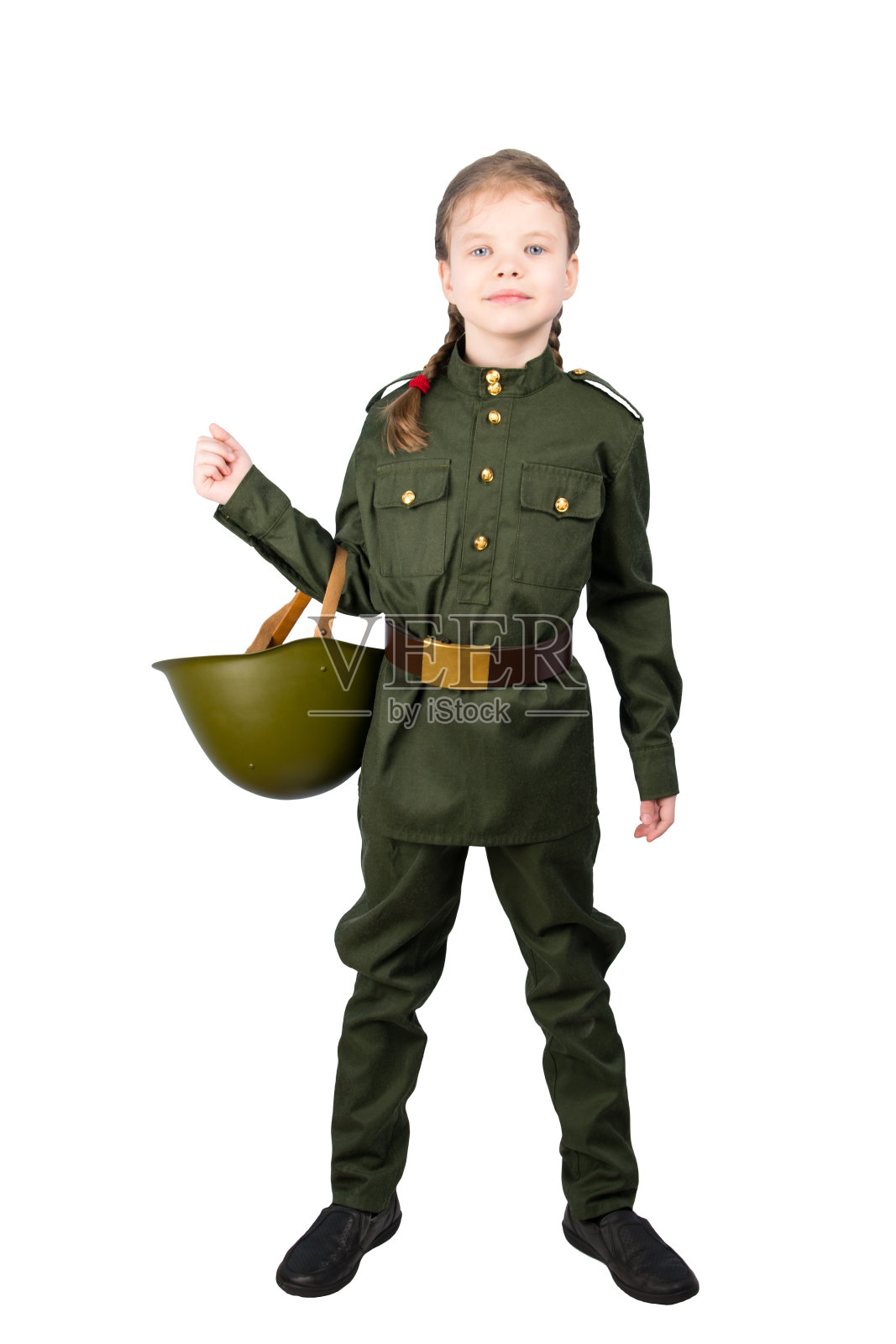 身穿军装的女孩手里拿着一顶安全帽，背景是白色的照片摄影图片