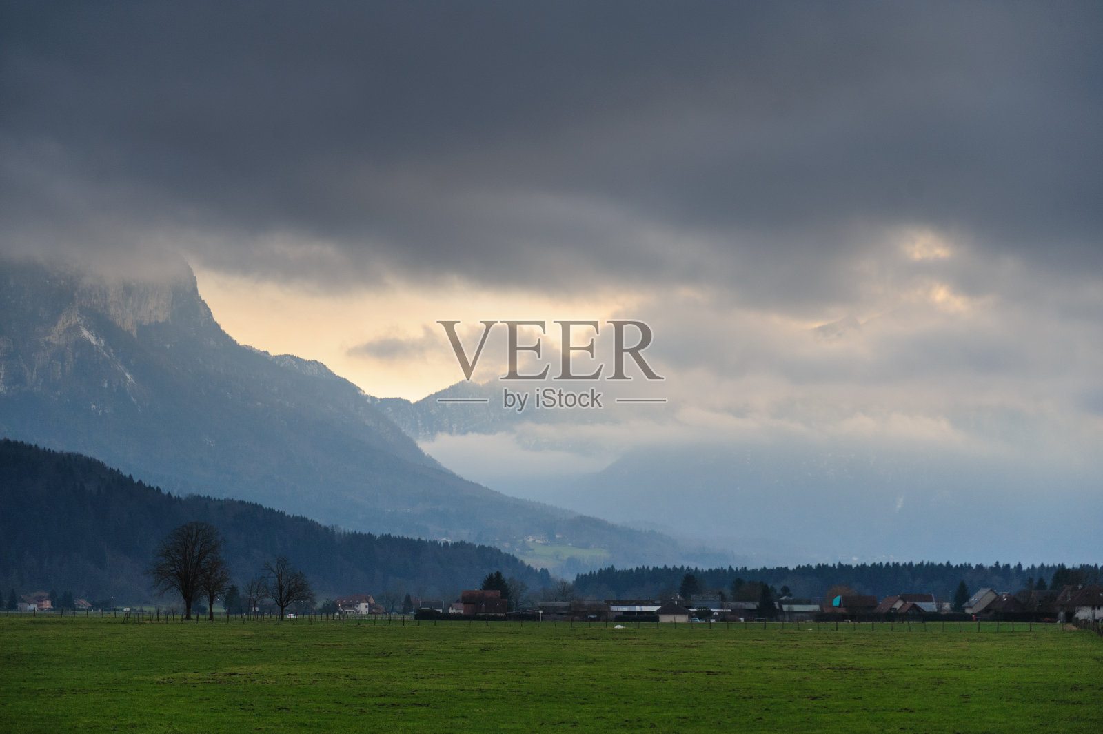 云雾缭绕的山照片摄影图片