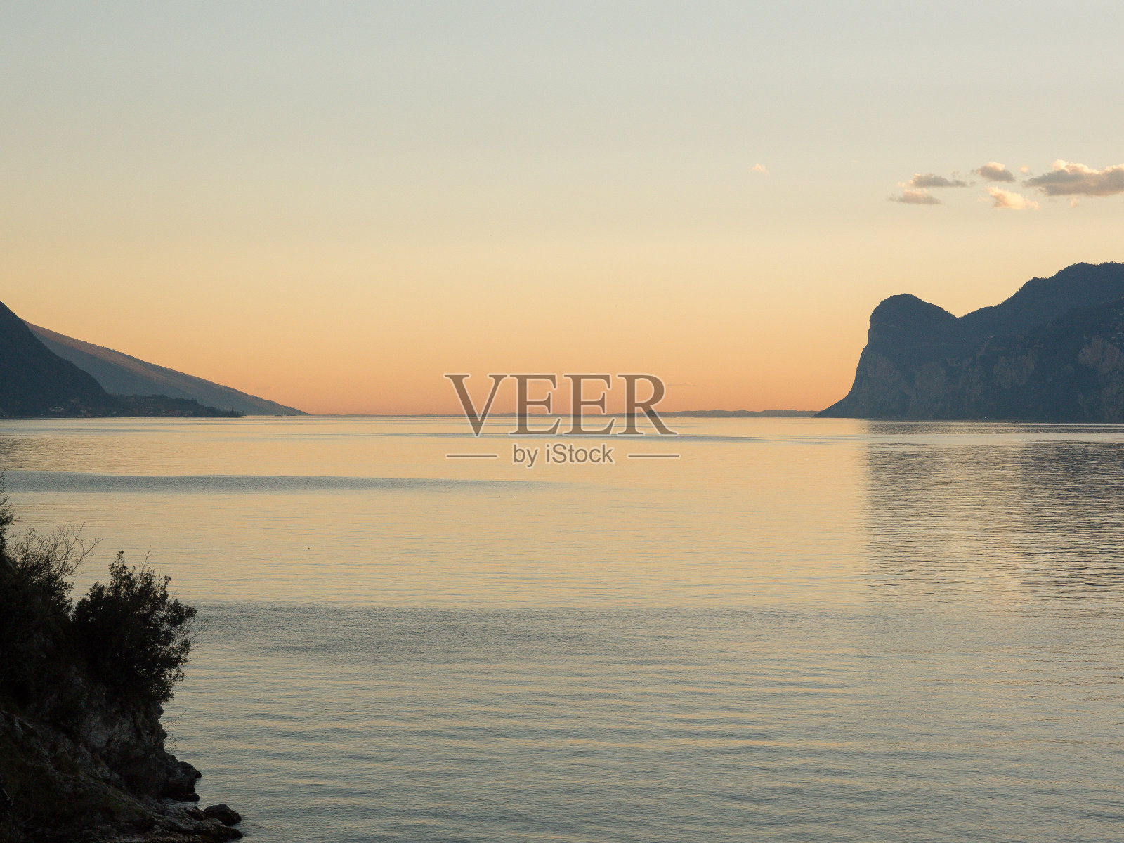 晚上在加尔达艾里克附近的路上照片摄影图片