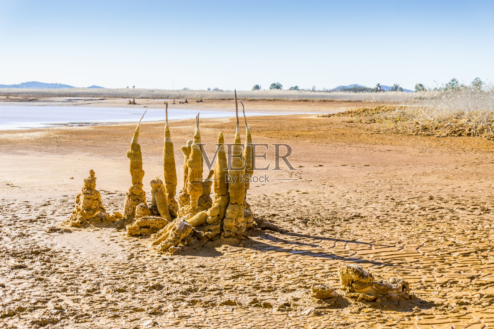 西班牙安达卢西亚海岸上长满橙色石笋的戈桑水库照片摄影图片