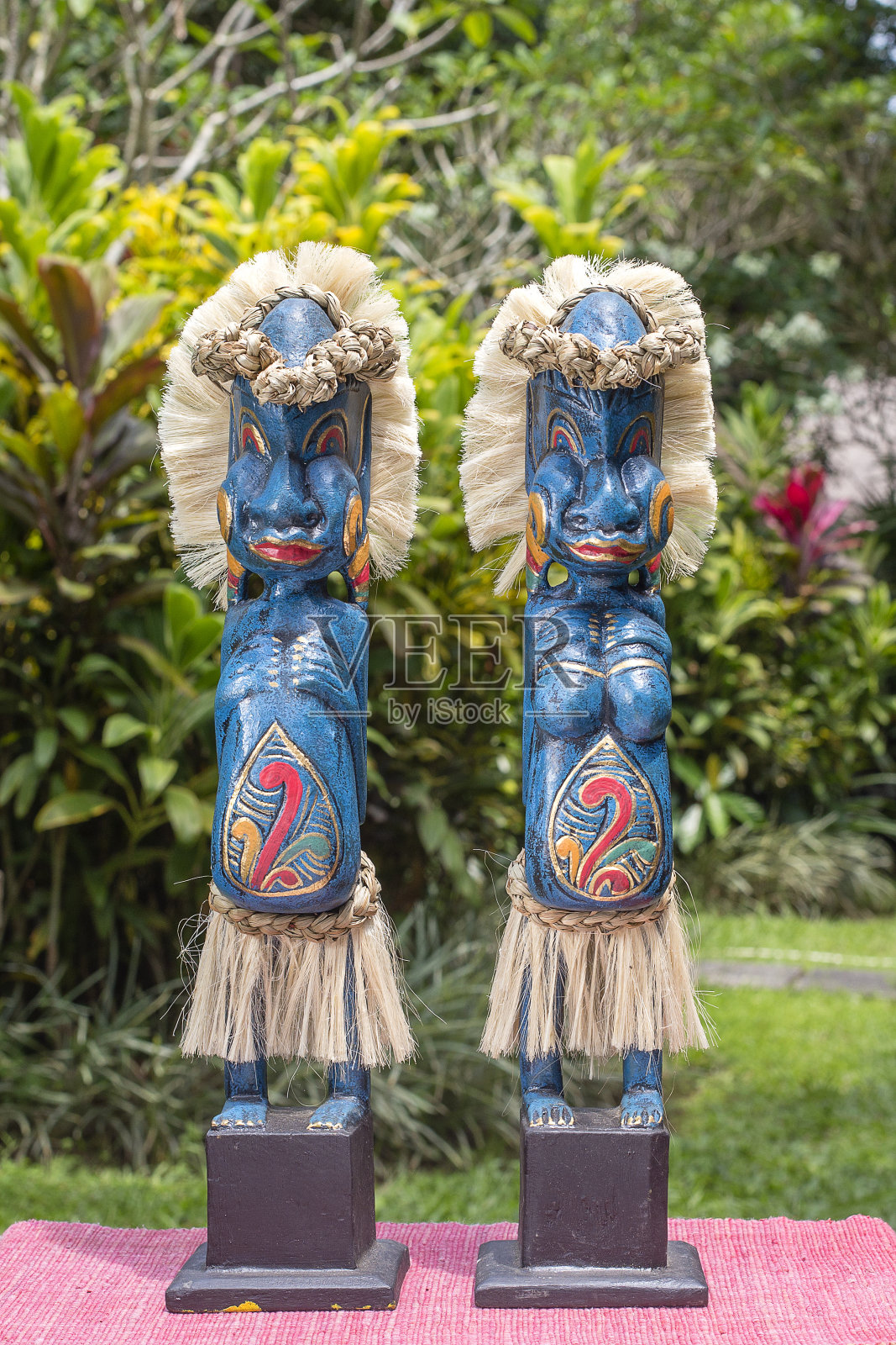 印度尼西亚巴厘岛上的两个古老的神话木雕照片摄影图片