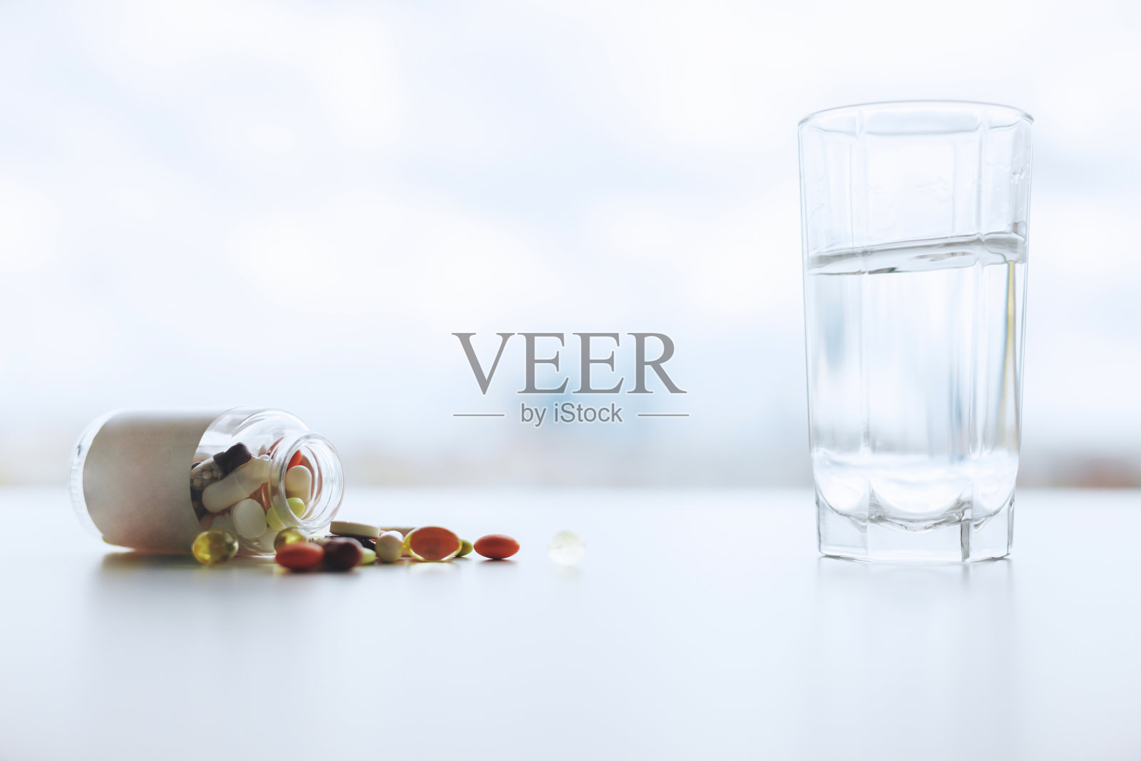 带着药片的模糊白色工作场所照片摄影图片