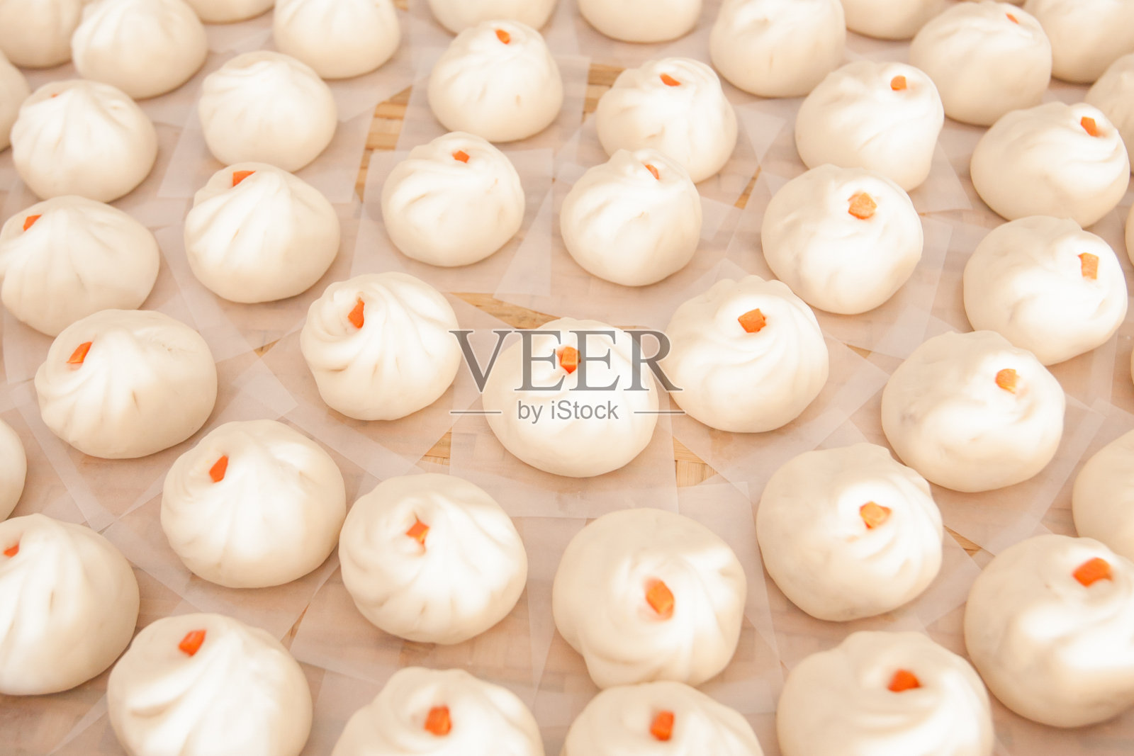 篮子里有包子。照片摄影图片