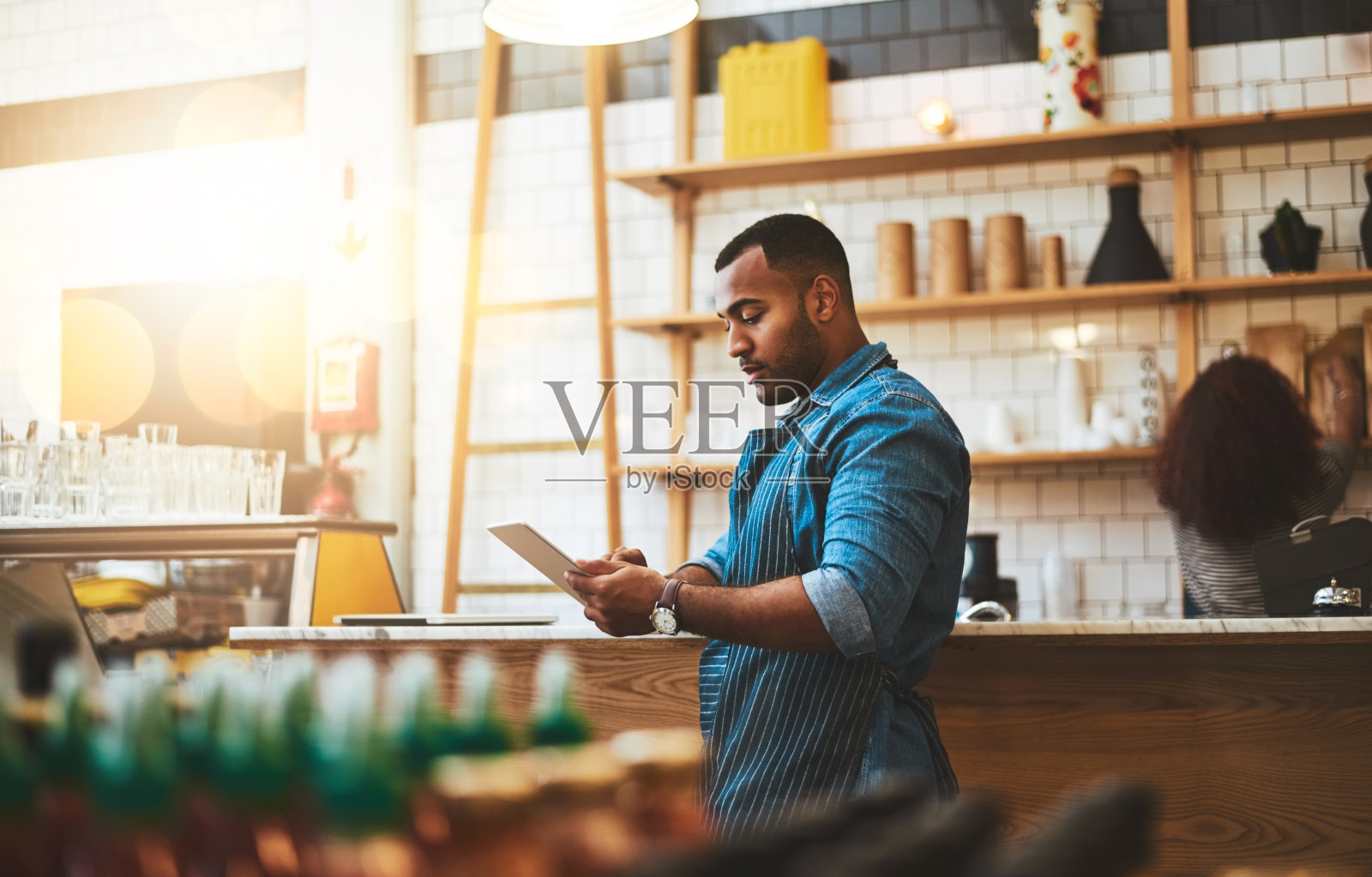 他总是对商业模式做些小调整照片摄影图片