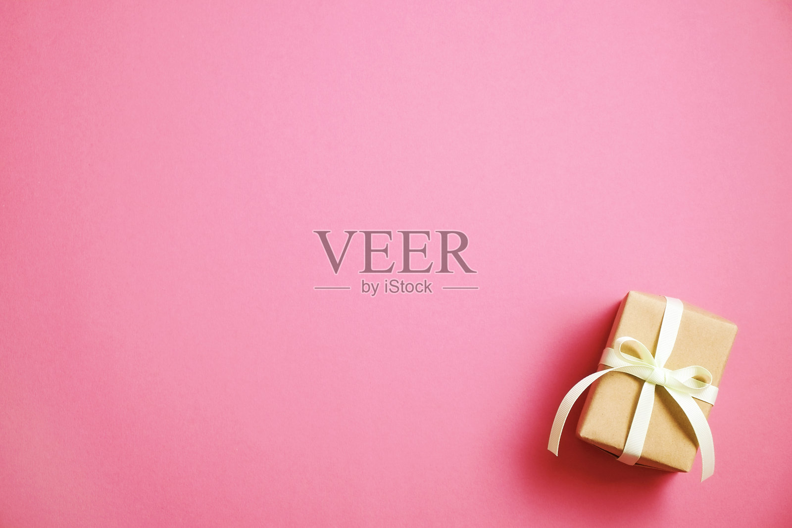 质朴的构图与美丽的礼物在牛皮纸包装。近距离观察用棕色丝带和蝴蝶结包装的生日礼物。照片摄影图片