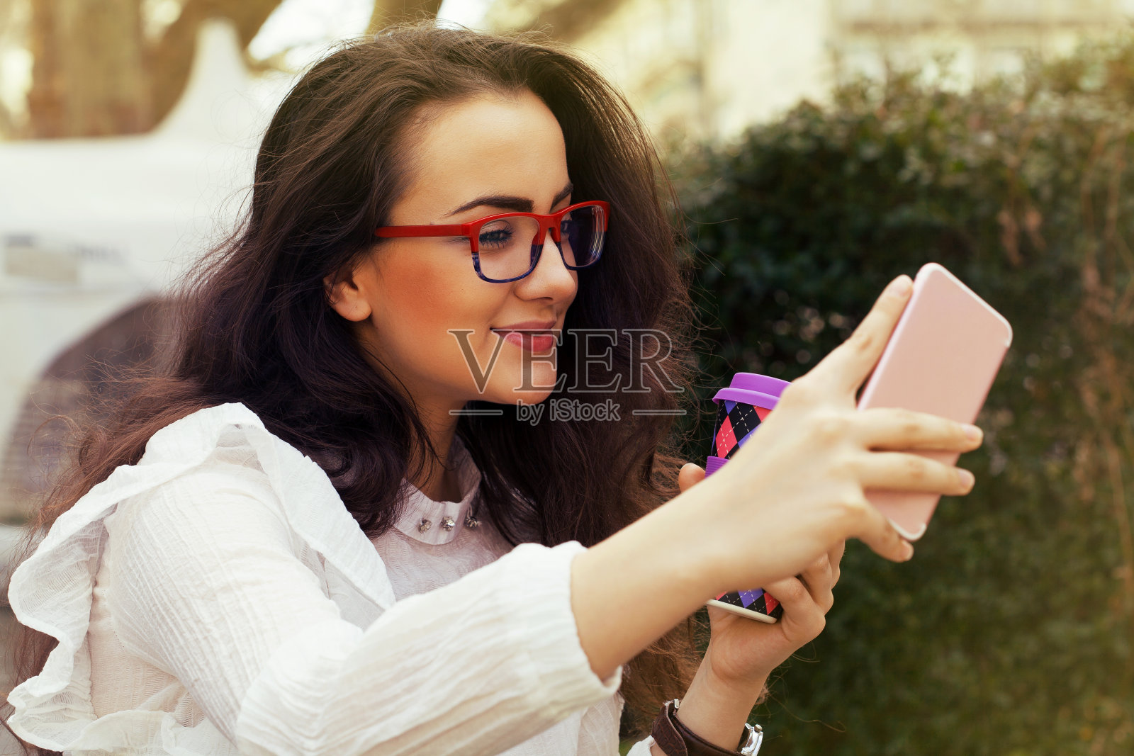 漂亮的年轻女子在自拍照片摄影图片
