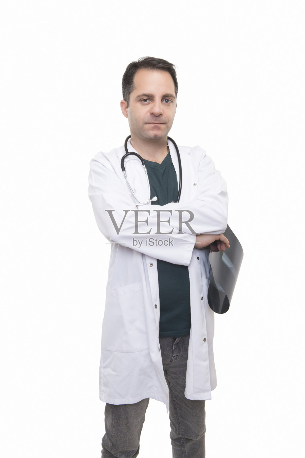 一个医生拿着一张x光胶片站在白色背景上的照片照片摄影图片