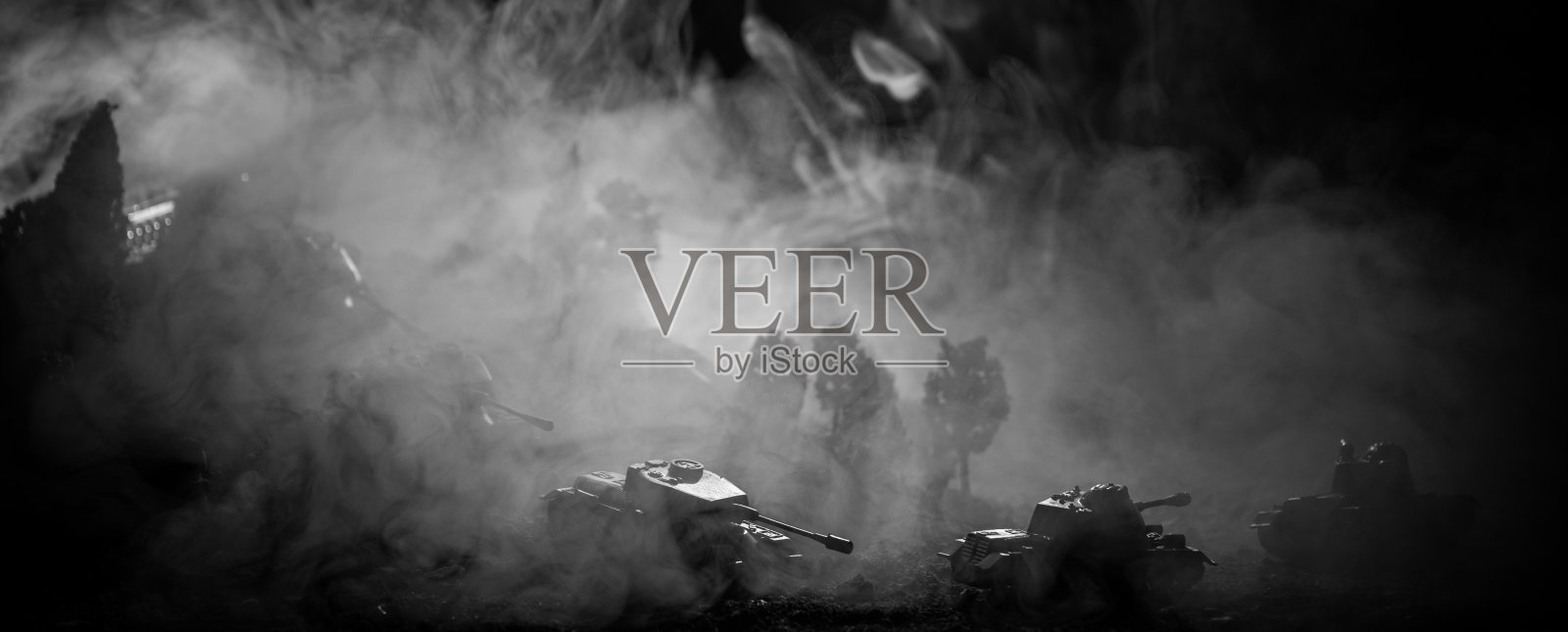 战争概念：战争迷雾中的剪影战斗场景照片摄影图片