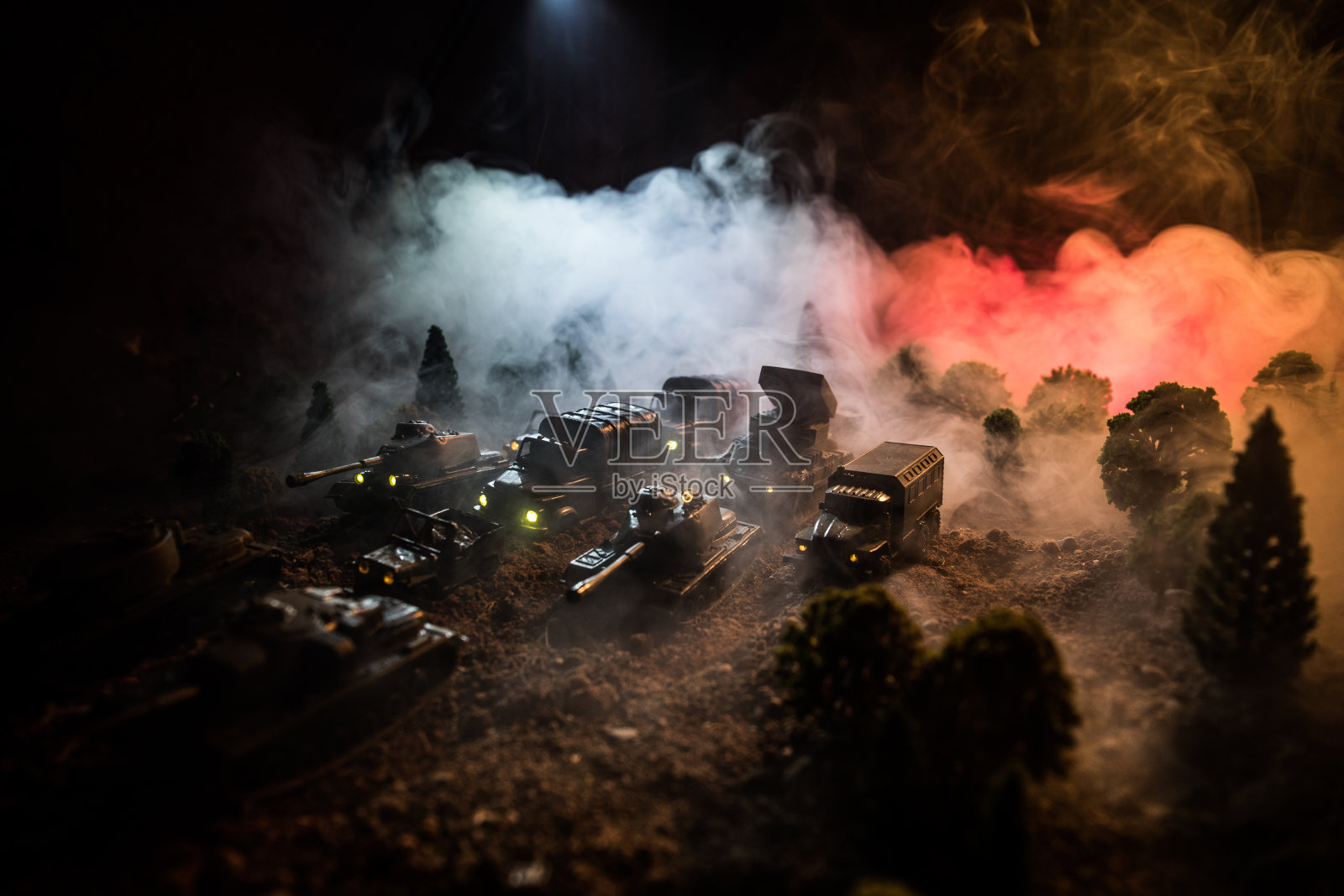 战争概念：战争迷雾中的剪影战斗场景照片摄影图片