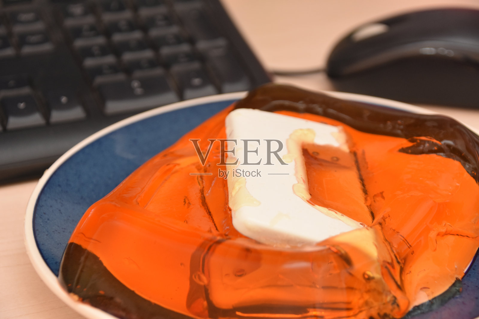 有趣的恶作剧纸在果冻里打孔照片摄影图片