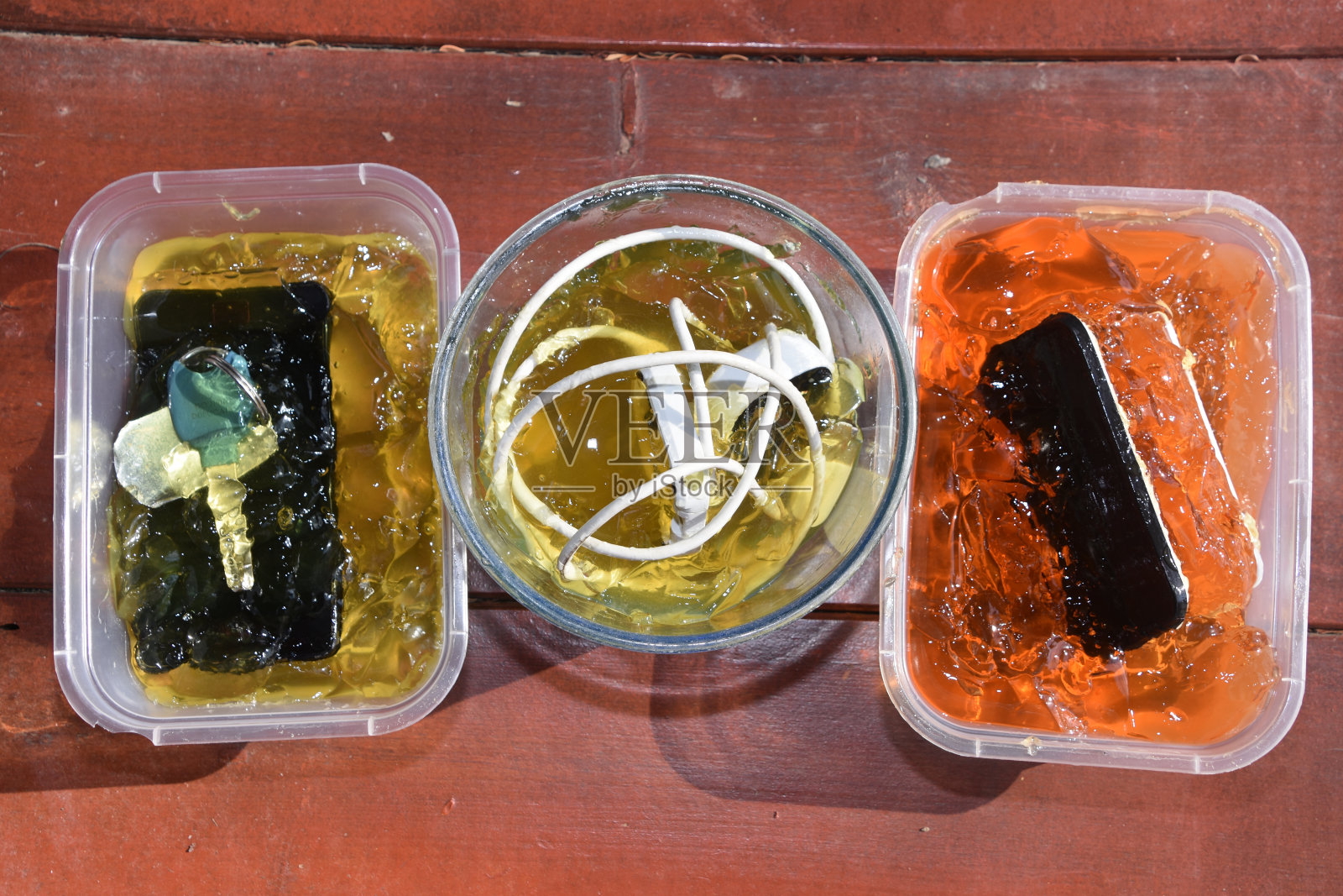 房子的恶作剧钥匙，果冻里的智能手机和摄像头照片摄影图片