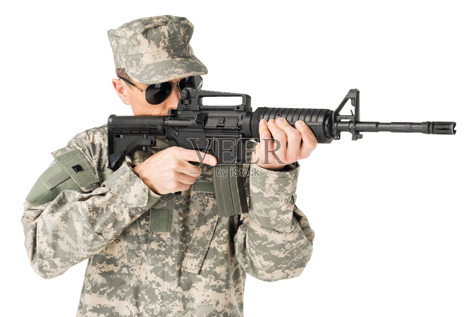 英俊的士兵穿着制服瞄准与枪隔离在白色照片摄影图片