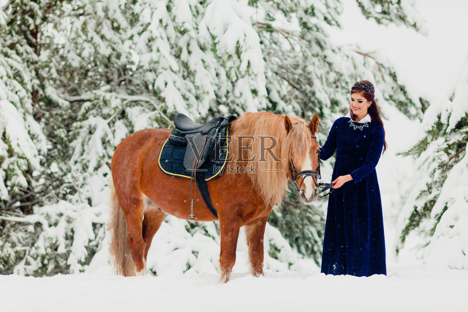 骑着马的漂亮年轻模特照片摄影图片
