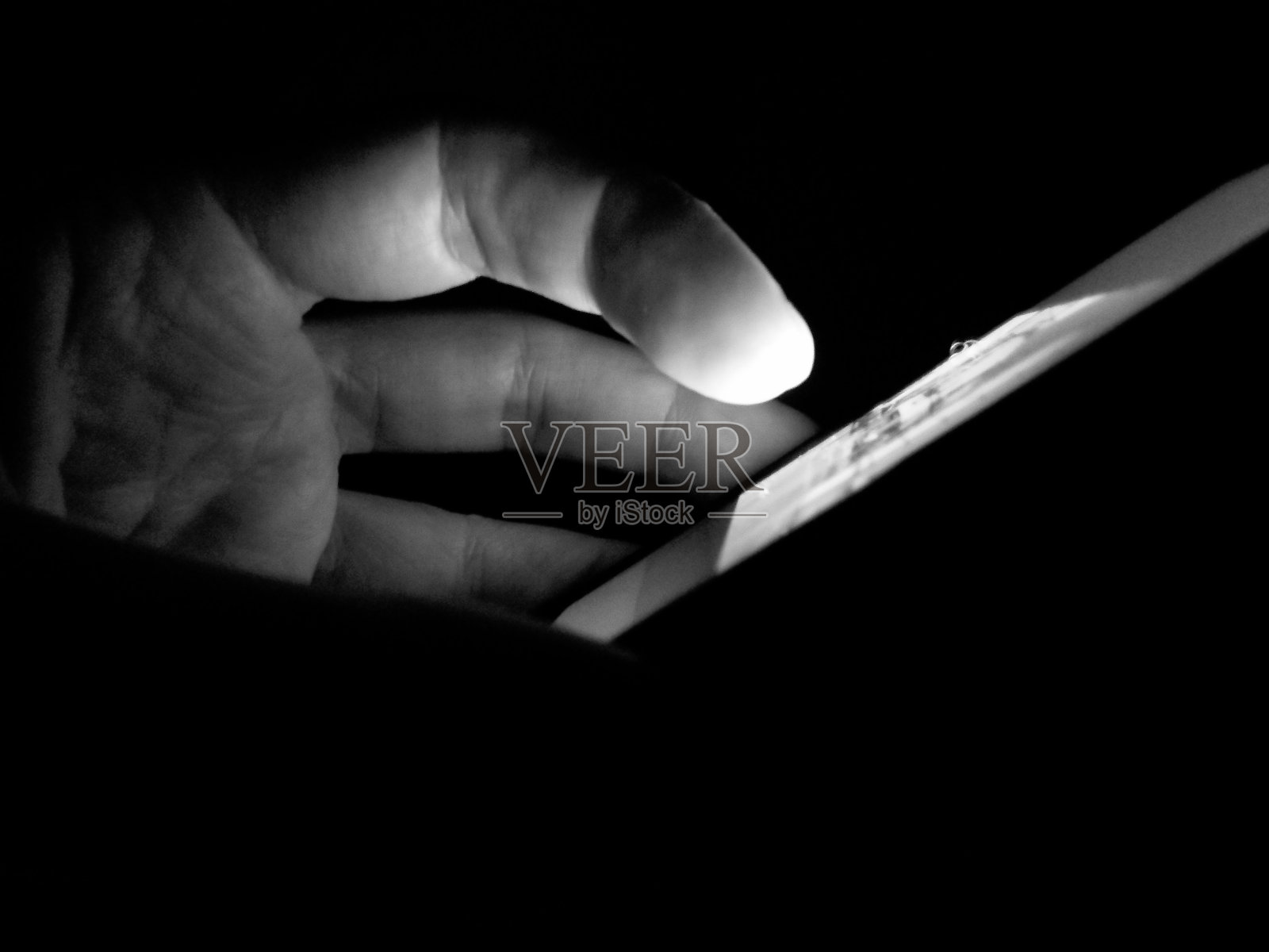 晚上用智能手机照片摄影图片