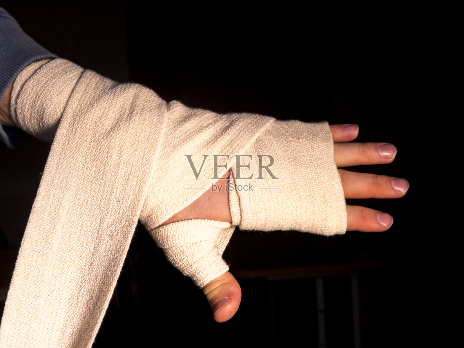 靠近人的磁带手之前，来打擂台孤立照片摄影图片