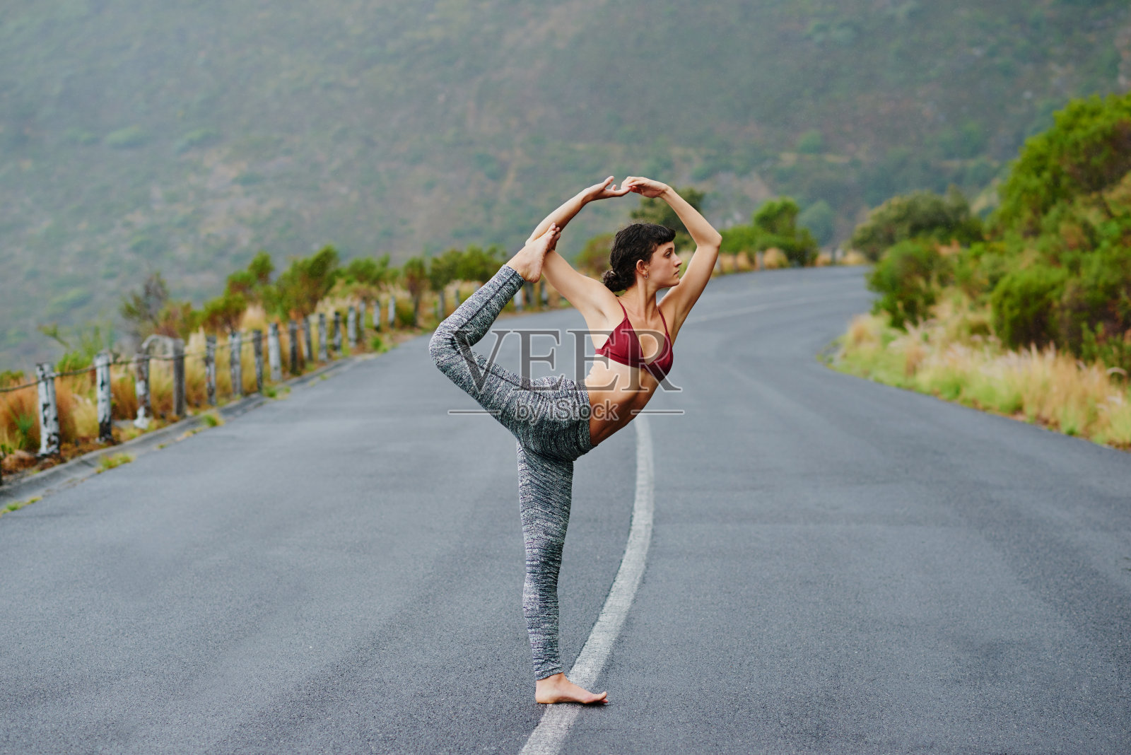 通过瑜伽提高你的灵活性照片摄影图片