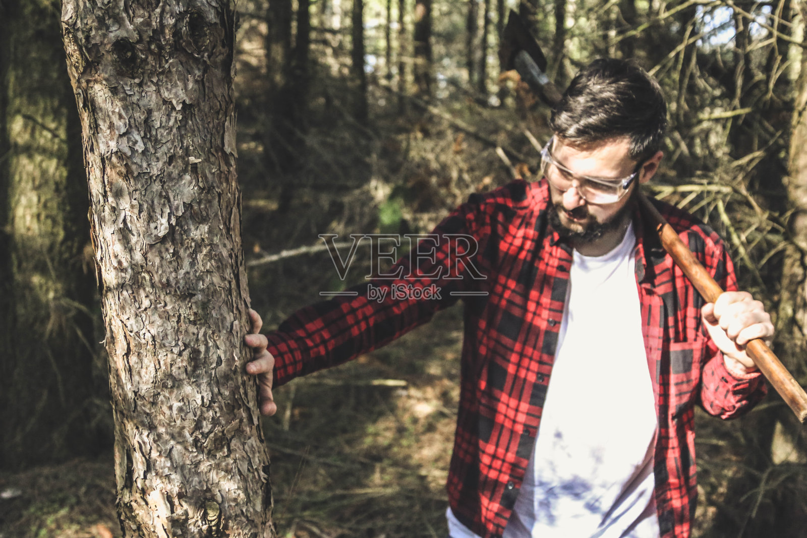 伐木工，巫医拿着斧头照片摄影图片