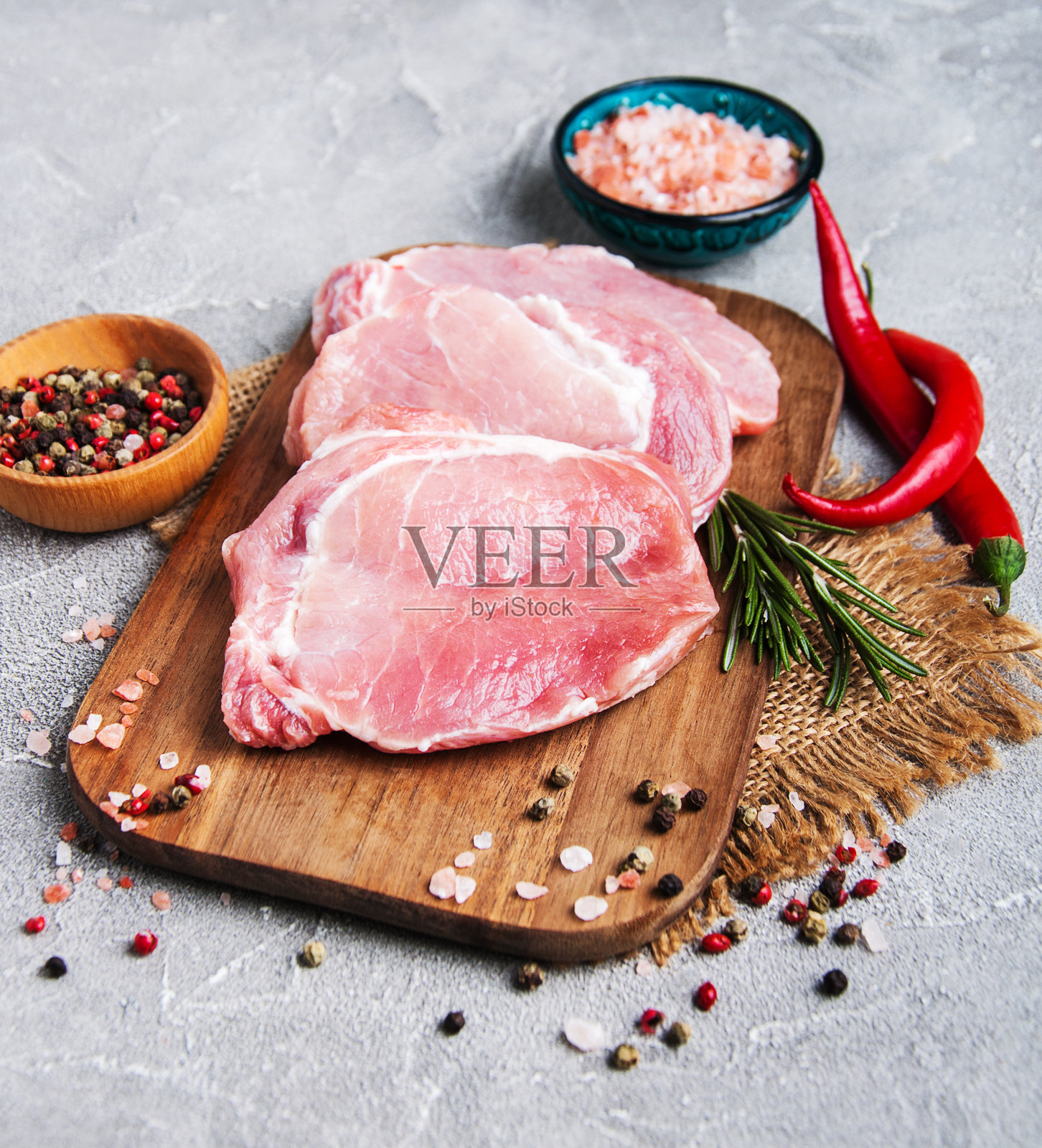 新鲜的生猪排加香料和香草照片摄影图片