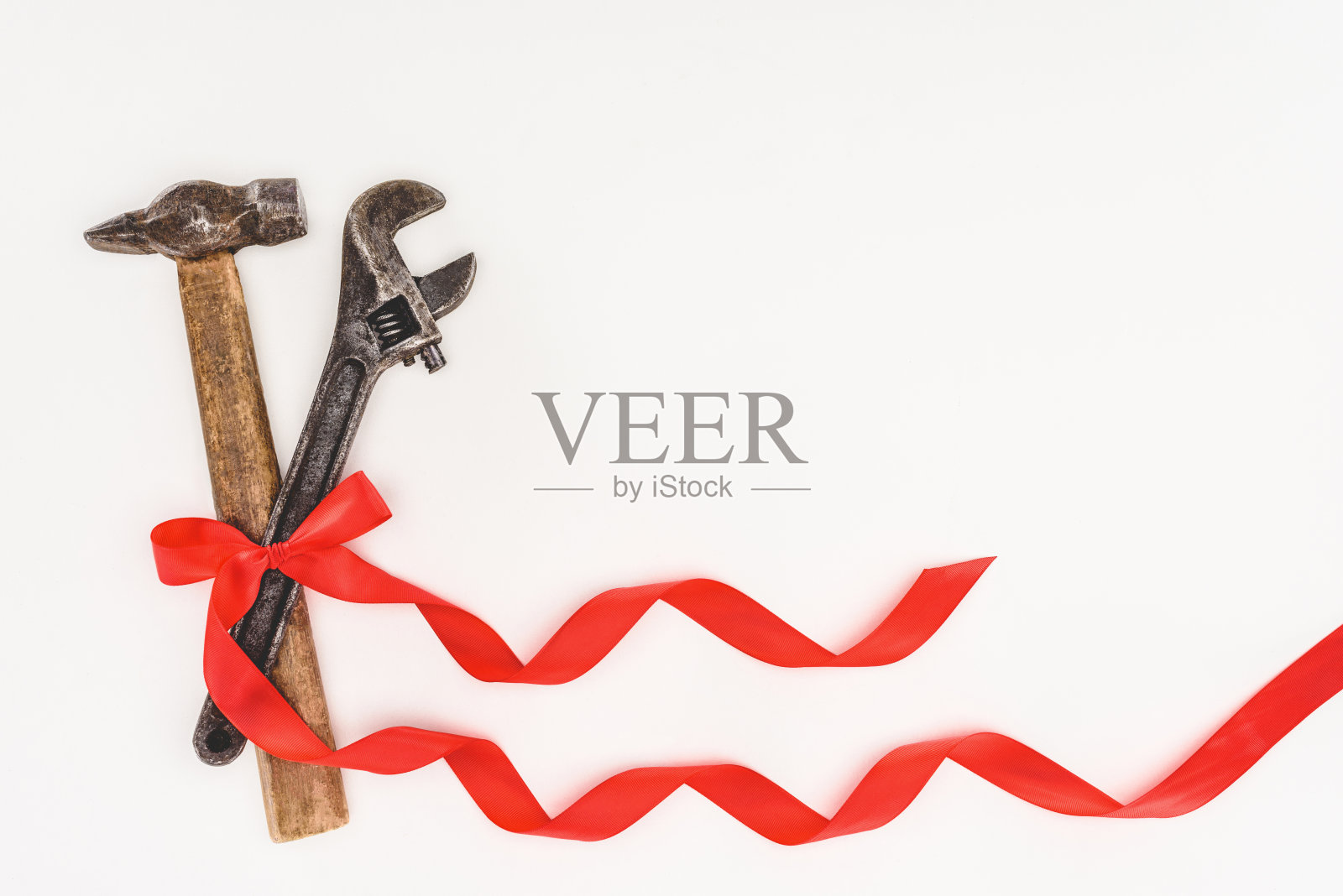 俯视图的锤子和可调扳手包裹丝带隔离白色照片摄影图片