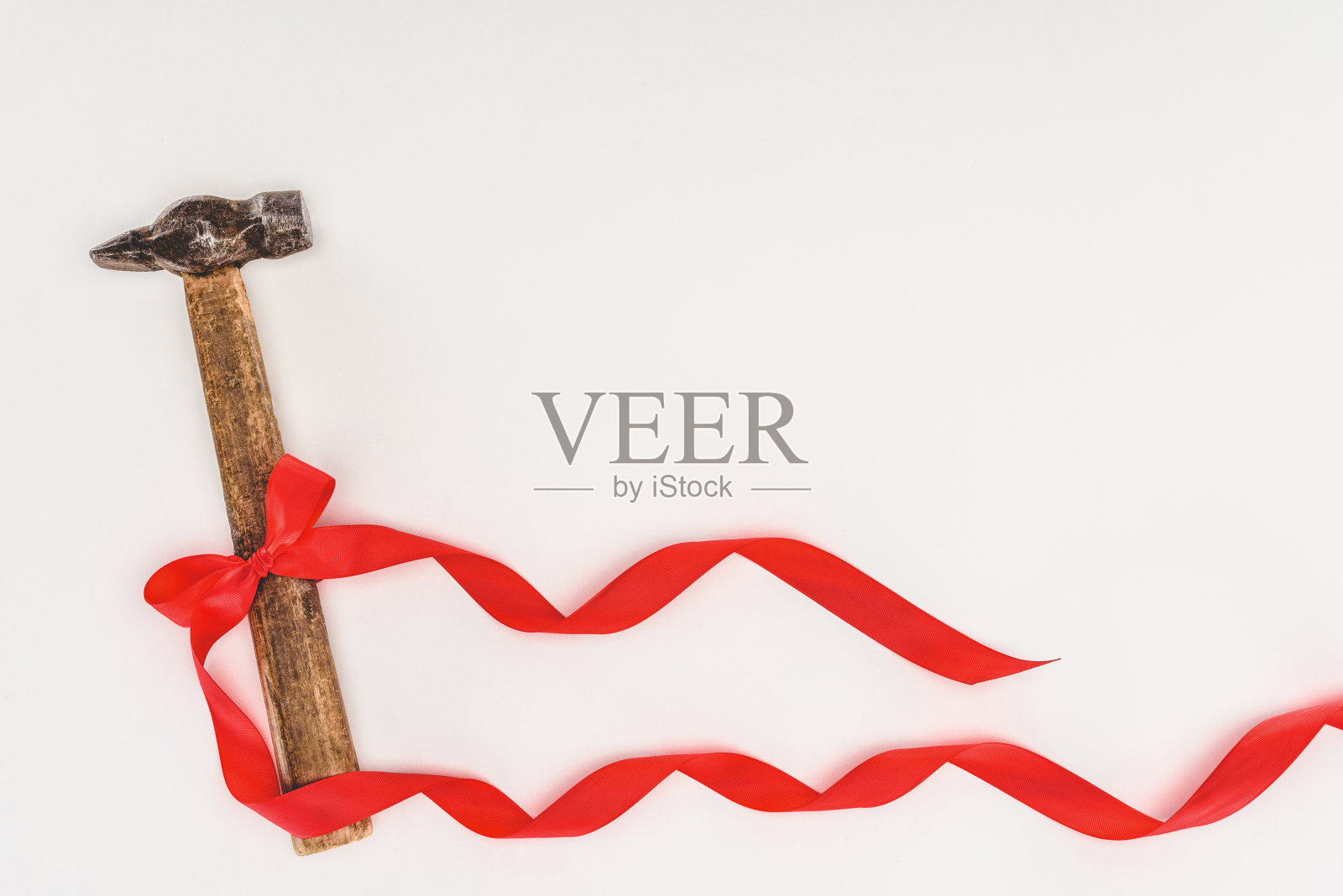顶视图的锤子包裹红色丝带孤立在白色照片摄影图片