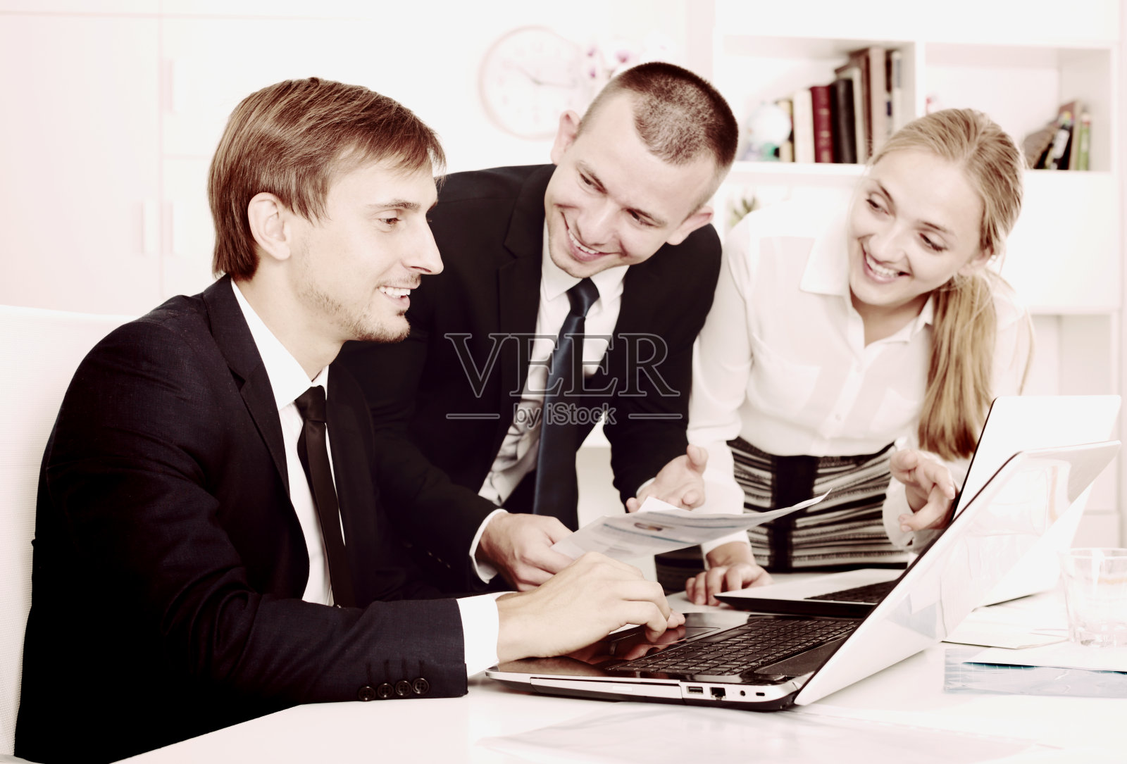 有文件在手的业务同事照片摄影图片