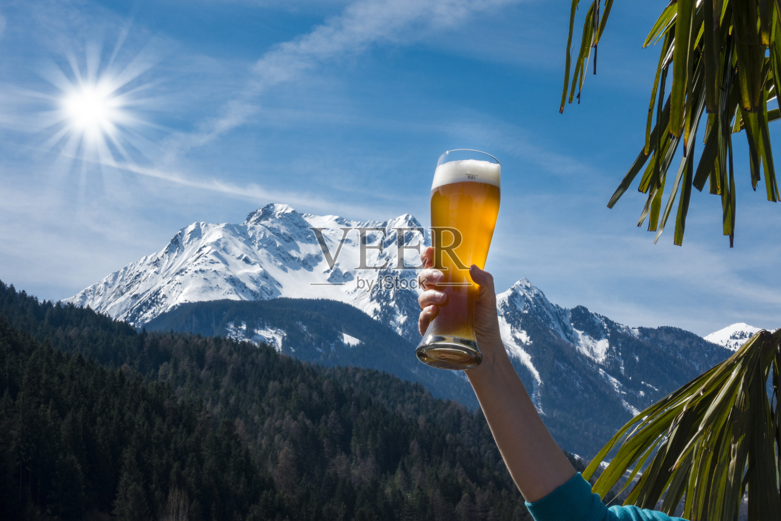 小麦啤酒在山区景观照片摄影图片
